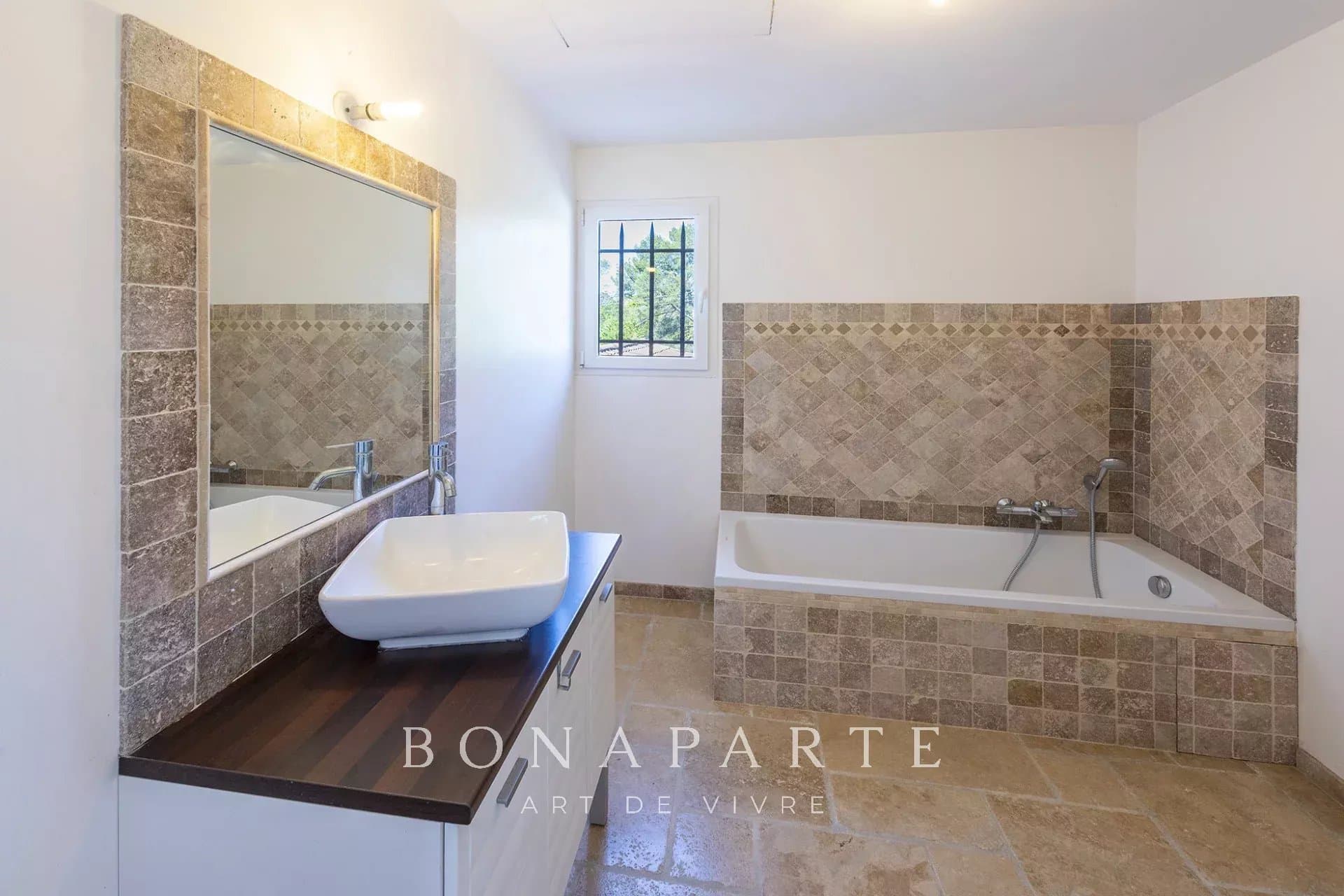 Villa de maçon, traditionnelle, de 230m² habitables, sur un terrain de 4297m² + piscine - Photo 9