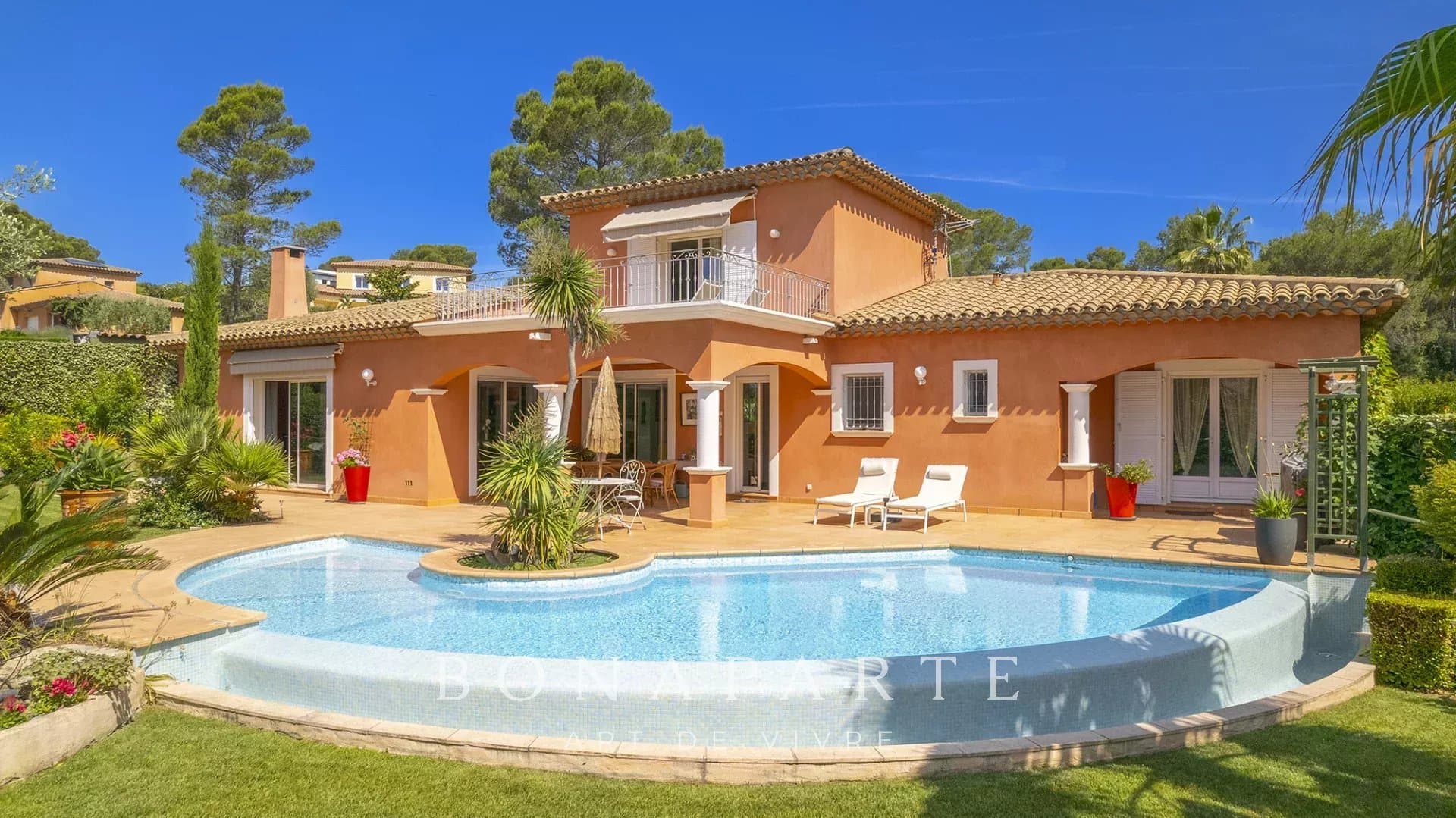 Située dans un secteur demandé, belle villa néoprovençale aux prestations soignées - Photo 2