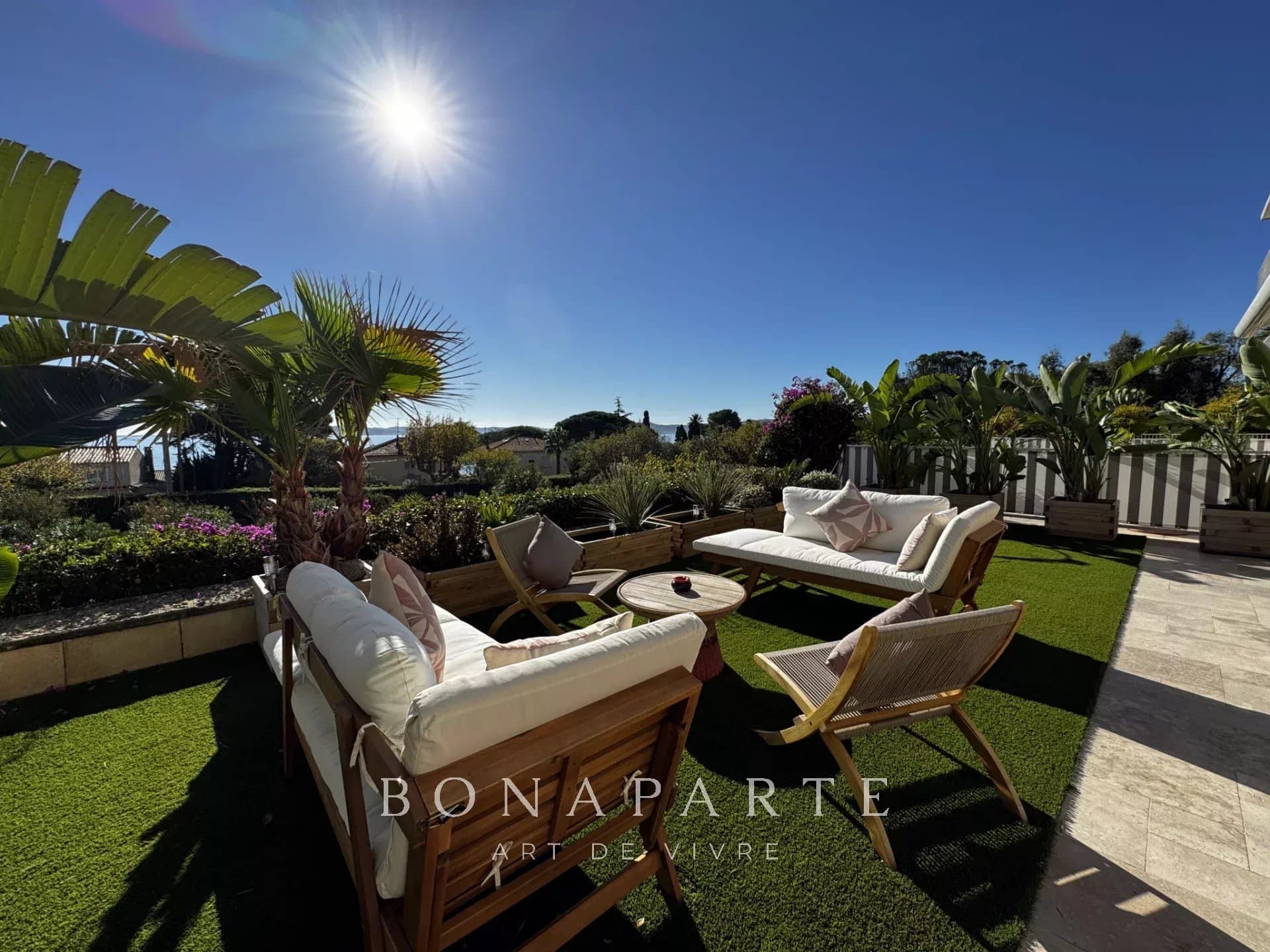 À seulement 200 m des plages superbe appartement entièrement rénové, offrant une vue mer panoramique et un ext