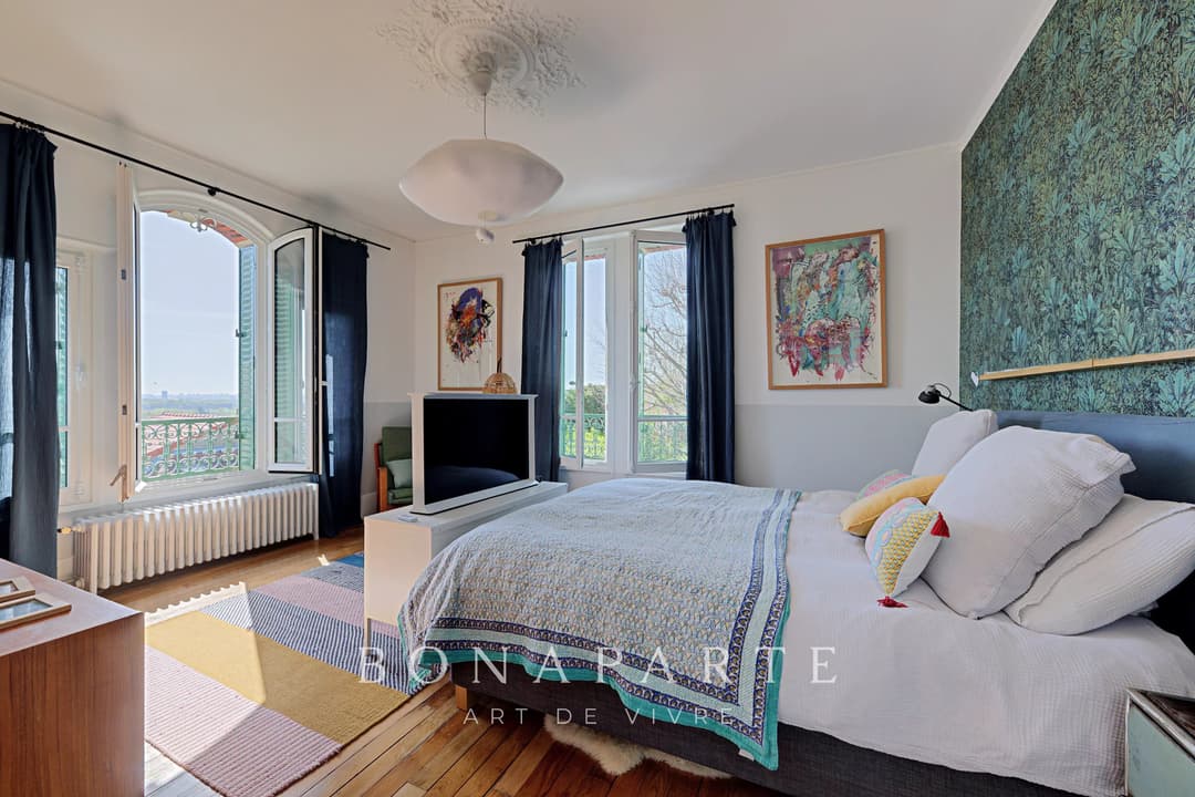 Vue Tour Eiffel – Maison familiale de 219 m² avec jardin de 550 m² – Adresse confidentielle - Photo 19