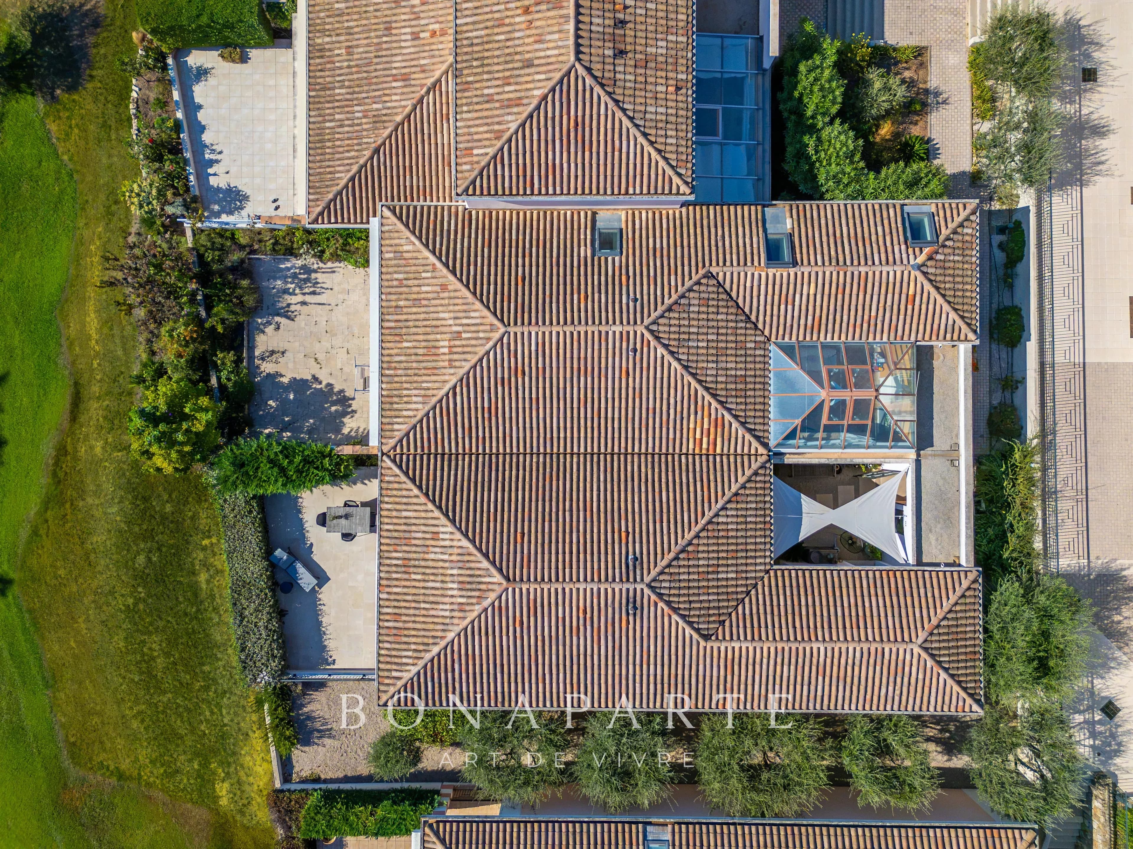 MOUGINS – ROYAL GOLF – ÉLÉGANTE VILLA RÉNOVÉE AVEC ACCÈS DIRECT AU GOLF - Photo 12