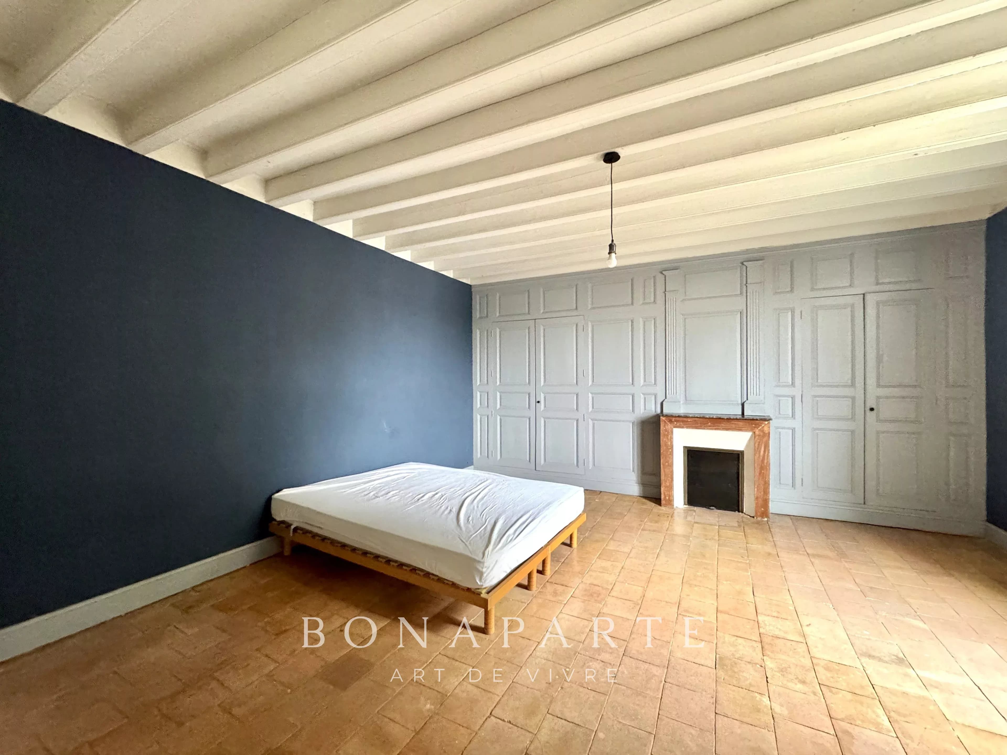 Chacé - Maison de caractère en tuffeau – Terrain d’environ 3 000 m² – Dépendances - Photo 11