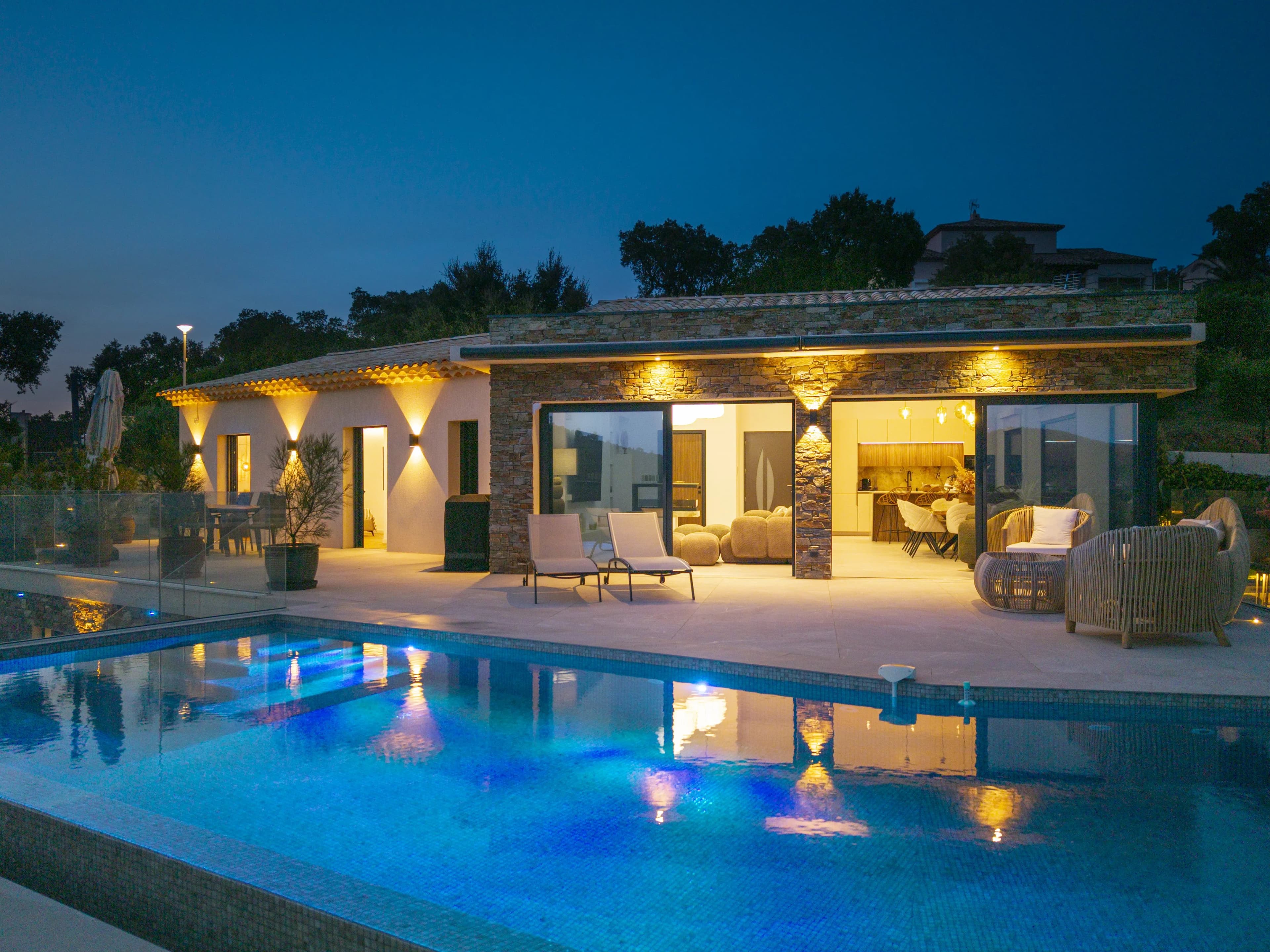 LES ISSAMBRES : Villa contemporaine d’exception – 257 m² habitables – Vue mer panoramique - Photo 15
