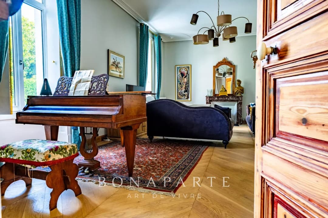 Charme et Art de Vivre à la Française : magnifique Maison de Maître en plein cœur de village - Photo 4