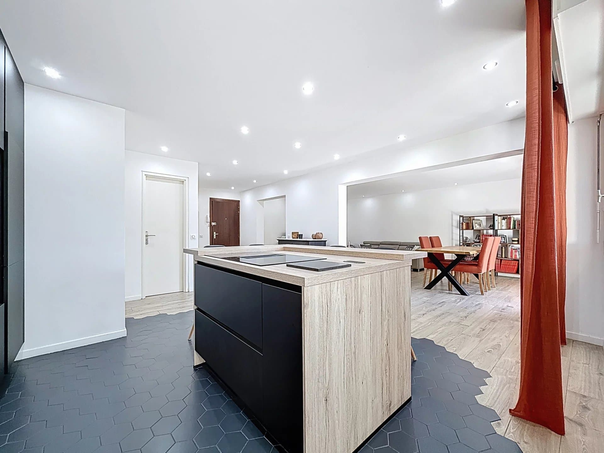 GEX CENTRE - APPARTEMENT LUMINEUX RENOVE - Photo 2