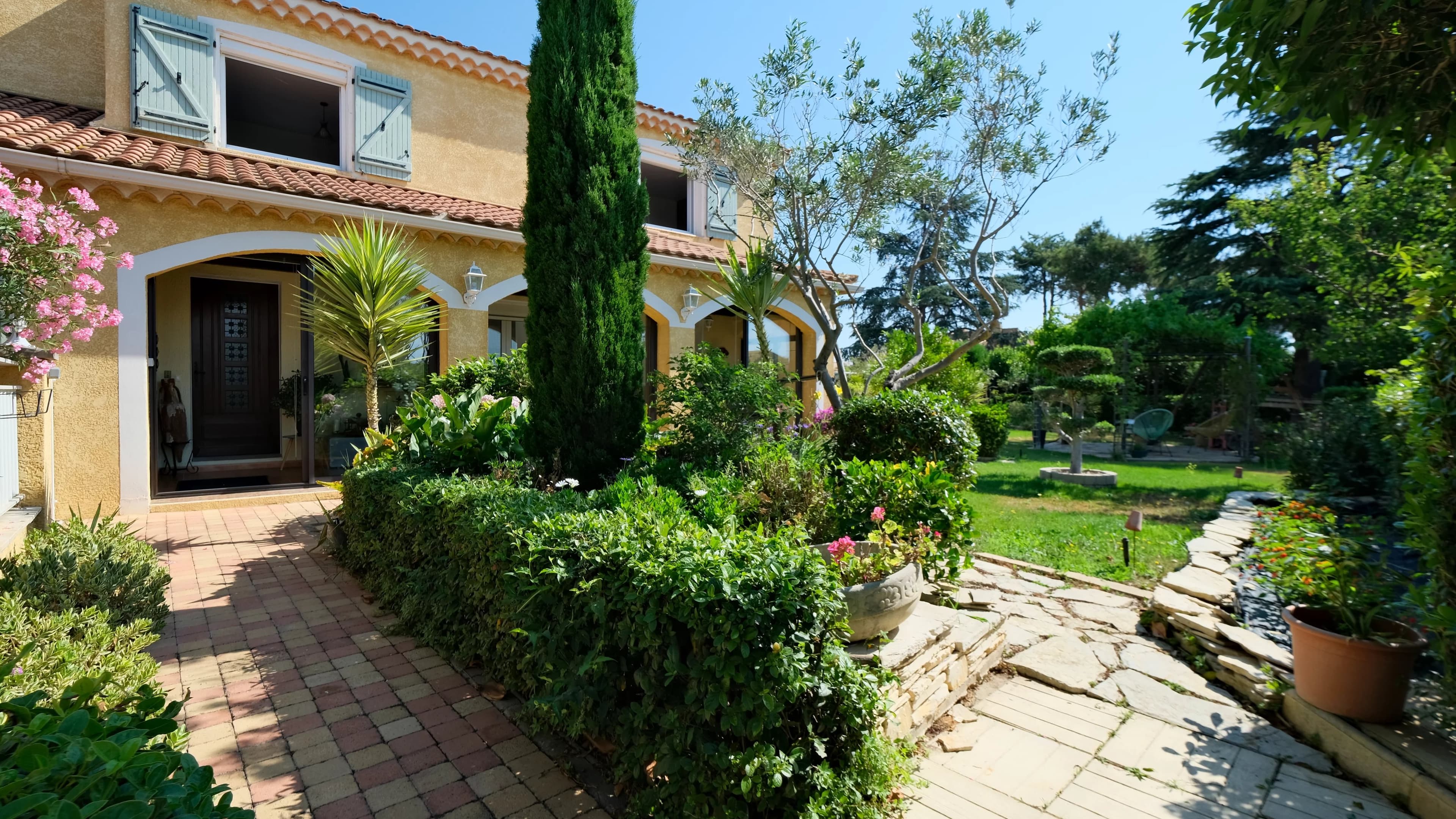 À Sauvian, maison familiale rénovée avec piscine et grand jardin paysager de 1 000 m² - Photo 16