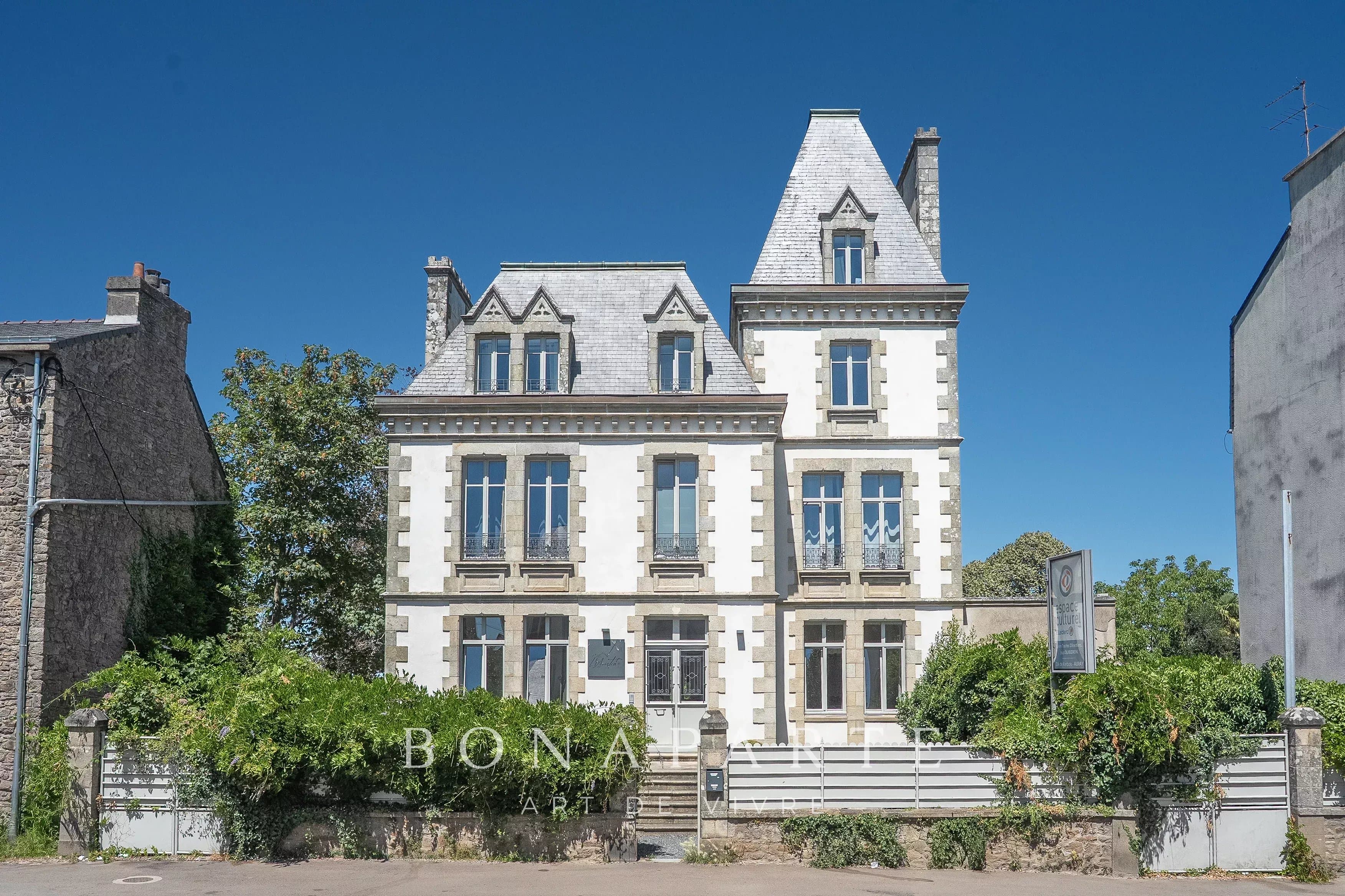 AURAY HYPER-CENTRE – MAISON DE MAÎTRE XIXE – 310 M² – TERRAIN 1 200 M² – INVESTISSEMENT LOCATIF - Photo 1