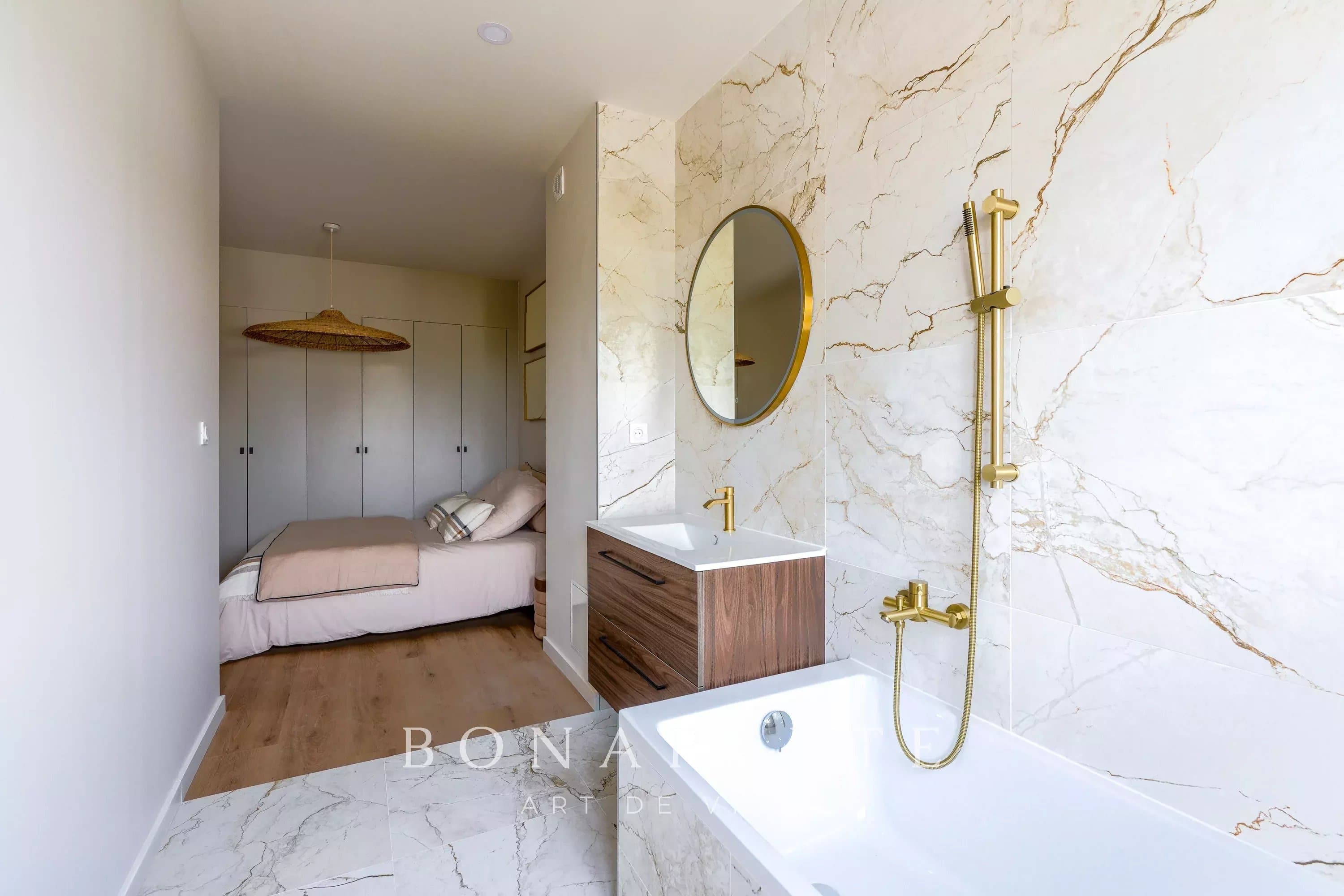 FACE MER/ DERNIER ETAGE/ 3 CHAMBRES/ TERRASSE/ PARKINGS - Photo 11