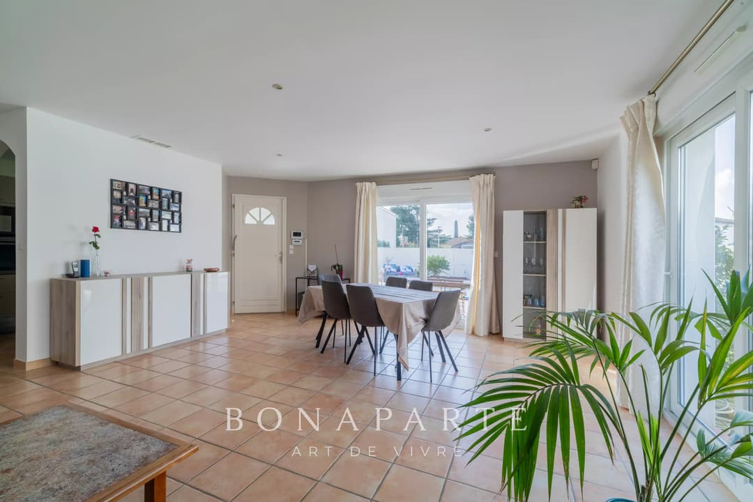 Maison plain-pied avec piscine à Sauvian – Confort, espace et praticité - Photo 3