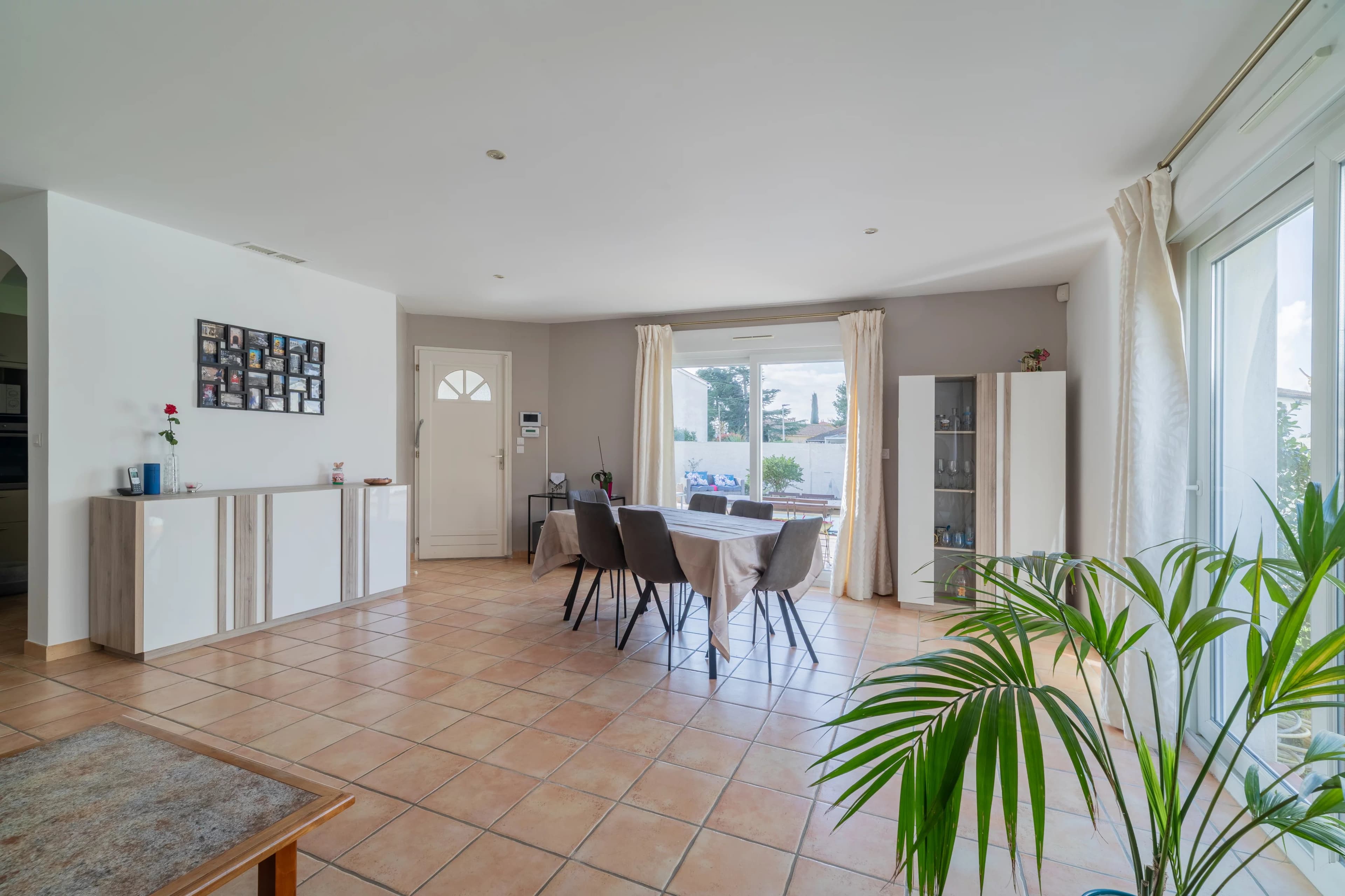 Maison plain-pied avec piscine à Sauvian – Confort, espace et praticité - Photo 3