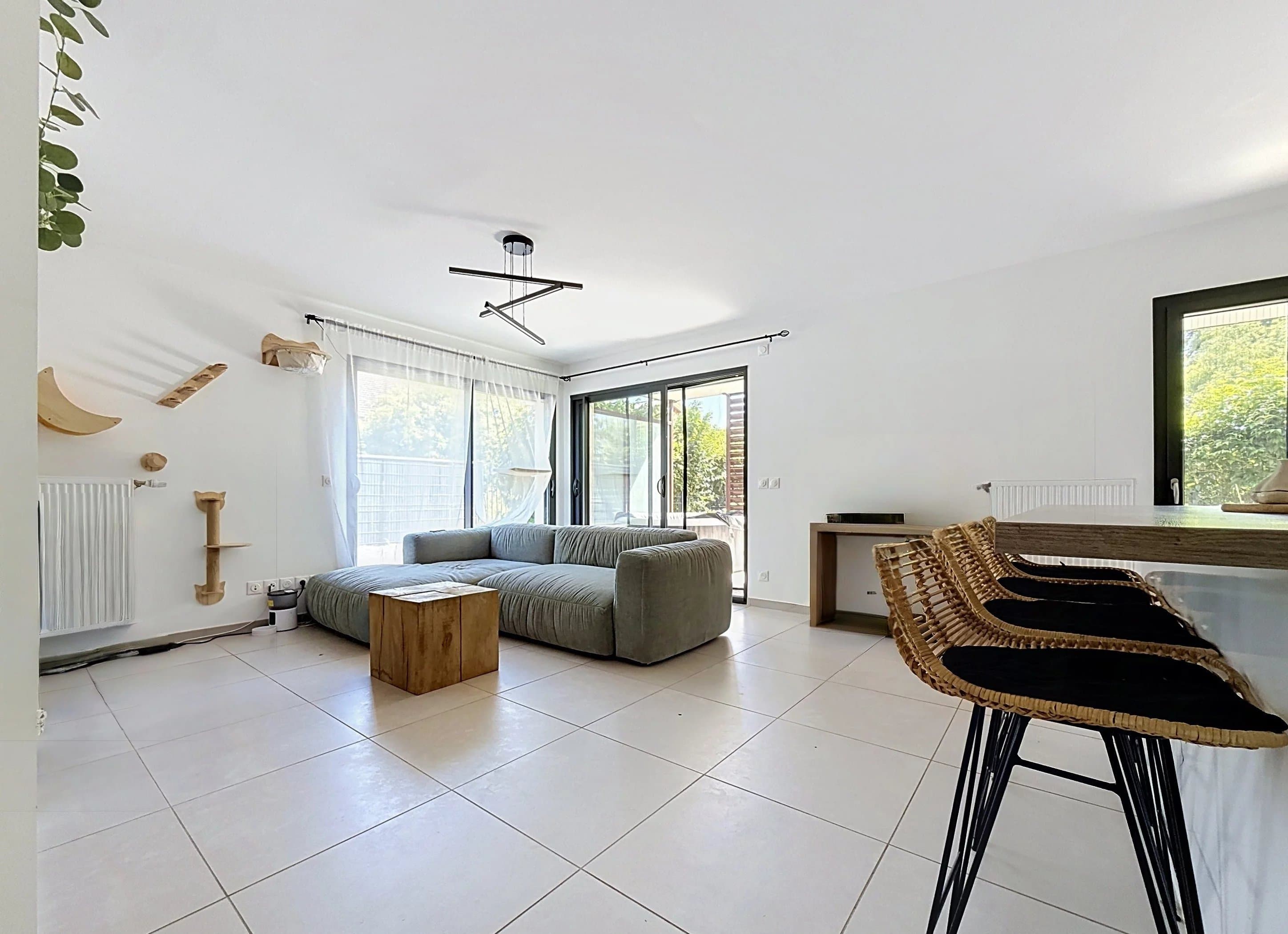 ORNEX – Appartement récent avec terrasse et jardin privatif - Photo 5