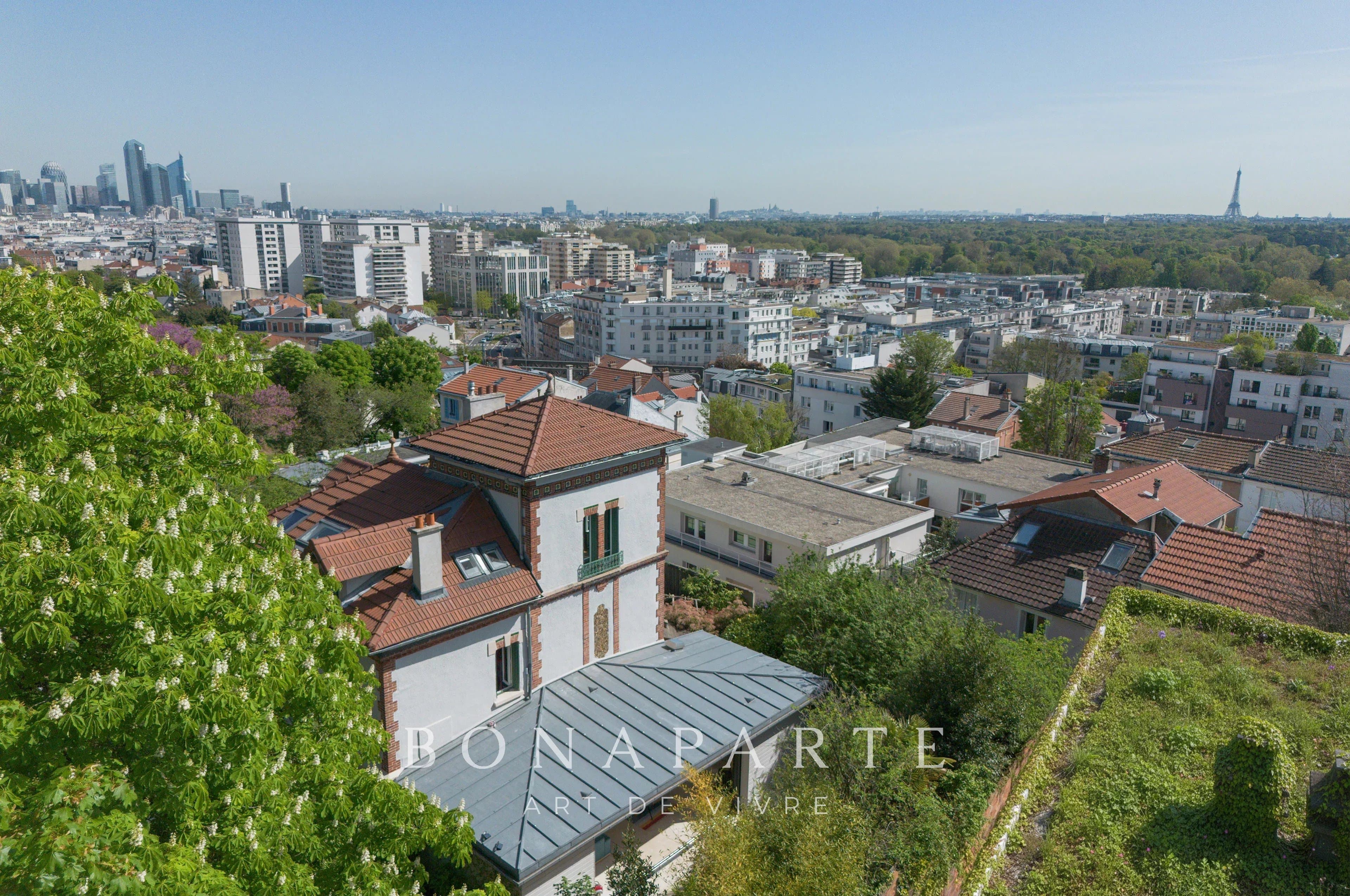 Vue Tour Eiffel – Maison familiale de 219 m² avec jardin de 550 m² – Adresse confidentielle