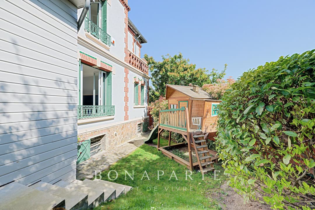 Vue Tour Eiffel – Maison familiale de 219 m² avec jardin de 550 m² – Adresse confidentielle - Photo 24