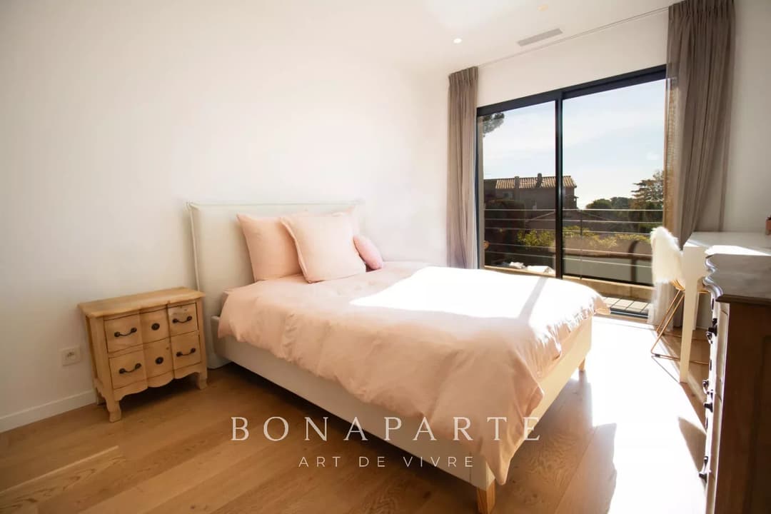 CANNES - MAGNIFIQUE VILLA AVEC PISCINE - ENTIEREMENT RENOVEE - Photo 10