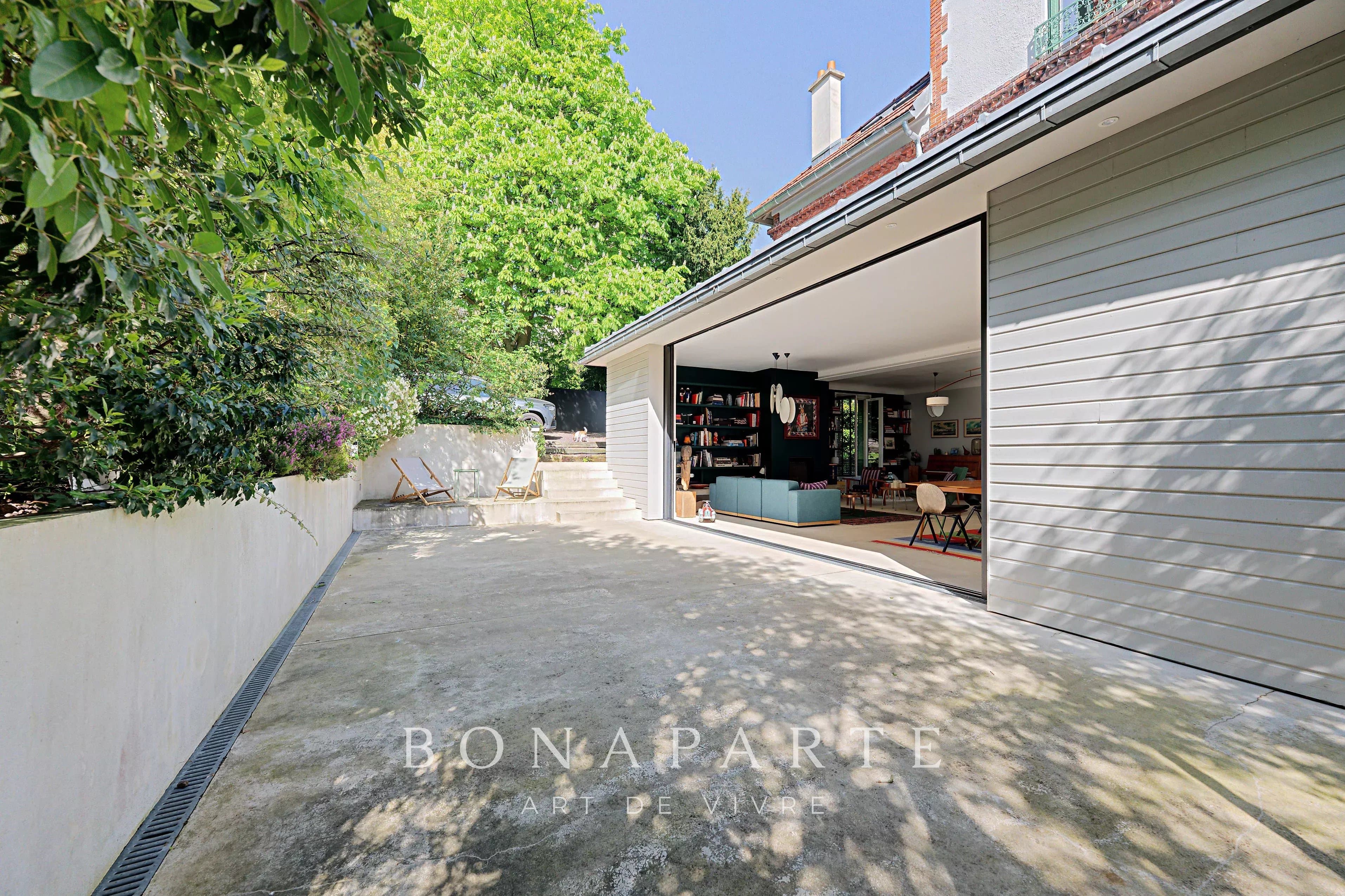 Vue Tour Eiffel – Maison familiale de 219 m² avec jardin de 550 m² – Adresse confidentielle - Photo 4