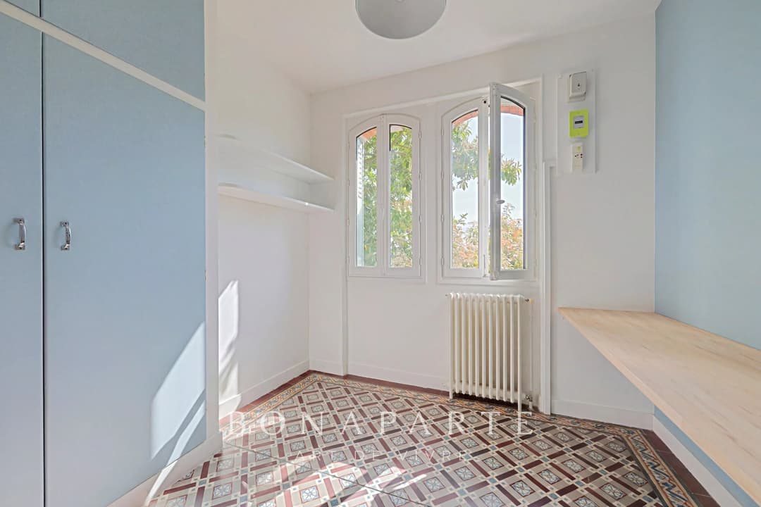 Vue Tour Eiffel – Maison familiale de 219 m² avec jardin de 550 m² – Adresse confidentielle - Photo 13