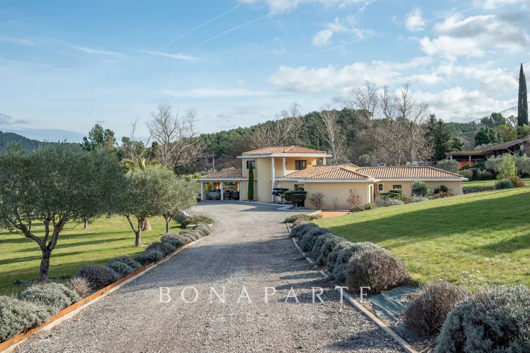 AIX-EN-PROVENCE - VILLA DE 225M² HABITABLES AVEC PISCINE ET PARC D'UN HECTARE - DPE A - Photo 2