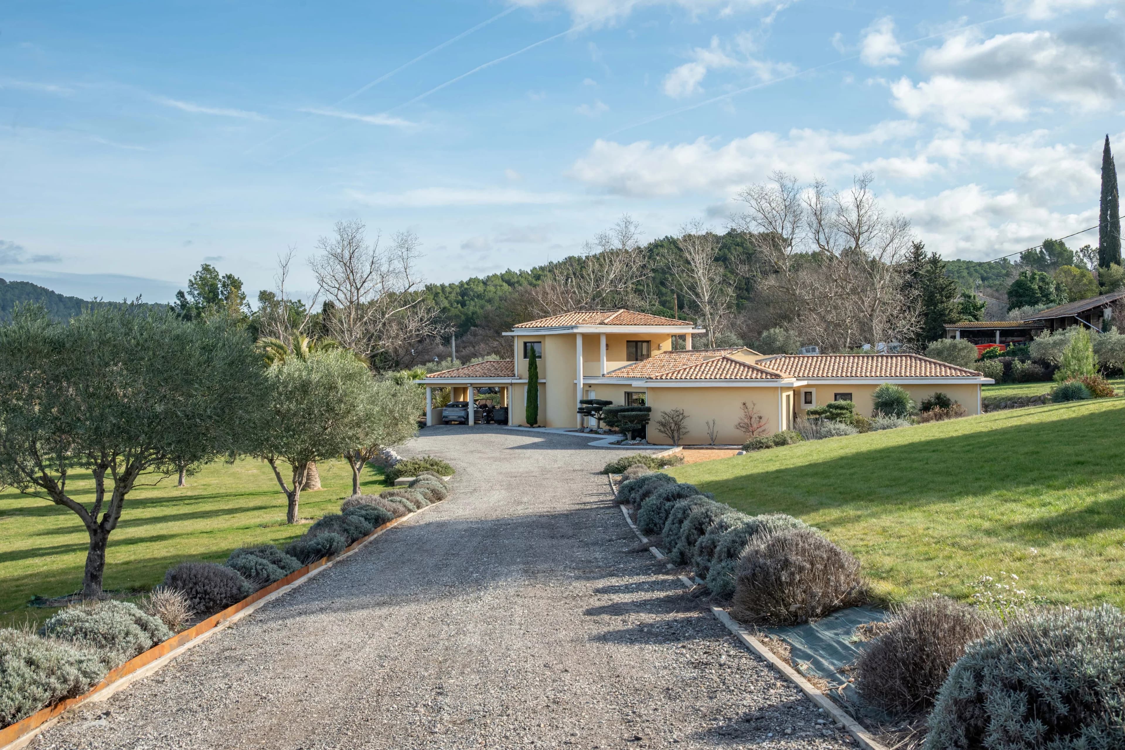 AIX-EN-PROVENCE - VILLA DE 225M² HABITABLES AVEC PISCINE ET PARC D'UN HECTARE - DPE A - Photo 1