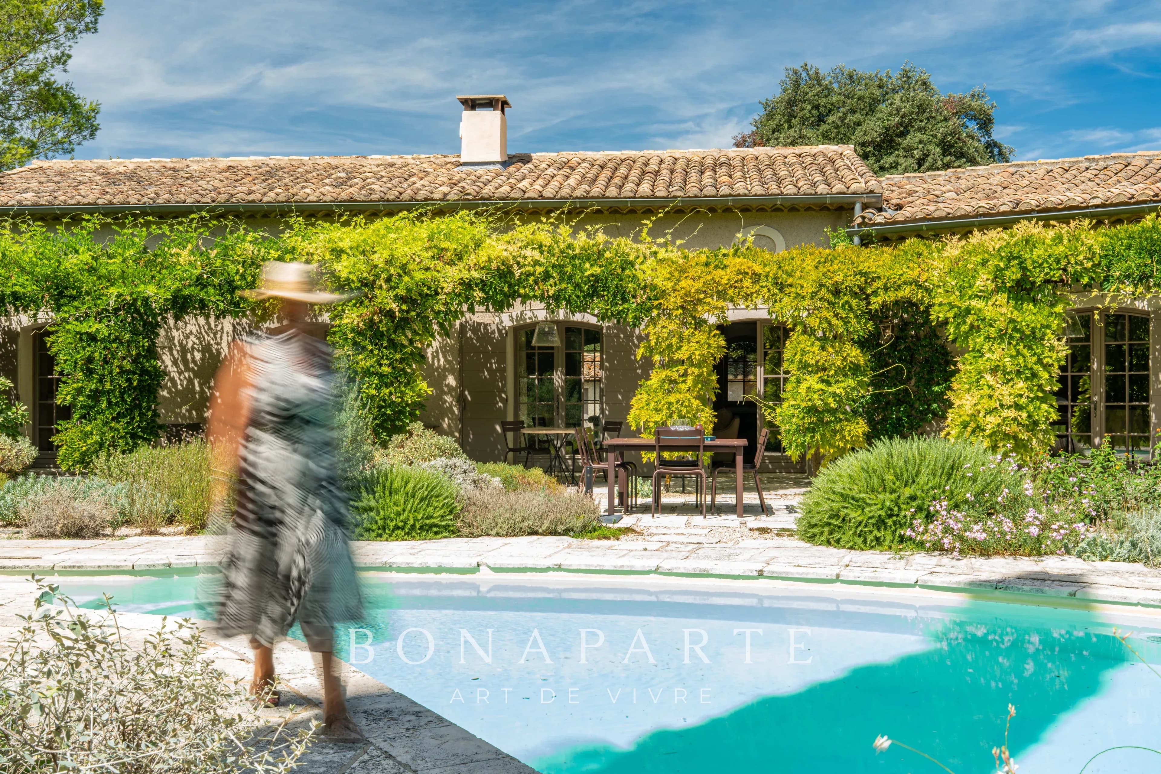 PROPRIÉTÉ DE PRESTIGE À BOULBON – 290 M² DE PLAIN-PIED AVEC PISCINE ET PARC ARBORÉ DE 6 000 M² - Photo 12