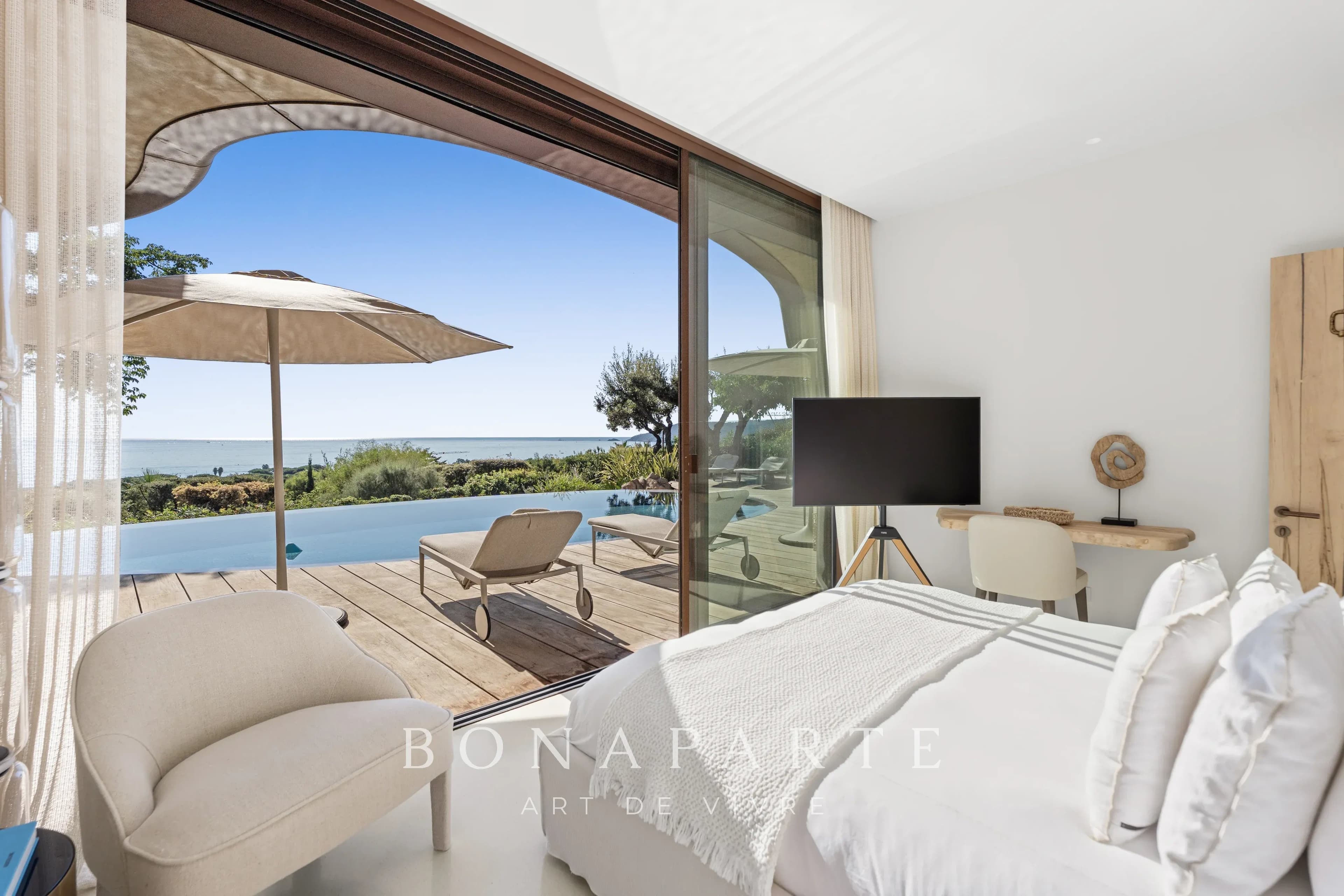RAMATUELLE – PLAGE DE PAMPELONNE: Villa contemporaine d’exception avec vue panoramique sur la Méditerranée - Photo 9