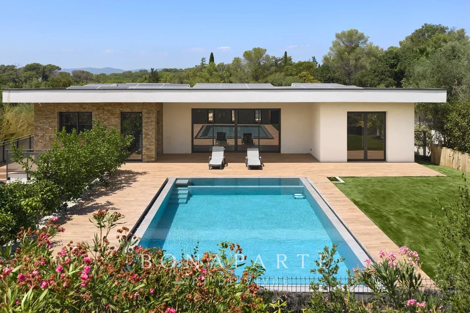 EXCLUSIVITÉ – Villa contemporaine de 330m² à très haute performance énergétique - Photo 1