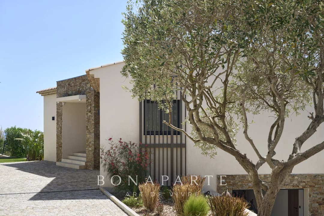 LES ISSAMBRES : Villa contemporaine d’exception – 257 m² habitables – Vue mer panoramique - Photo 16