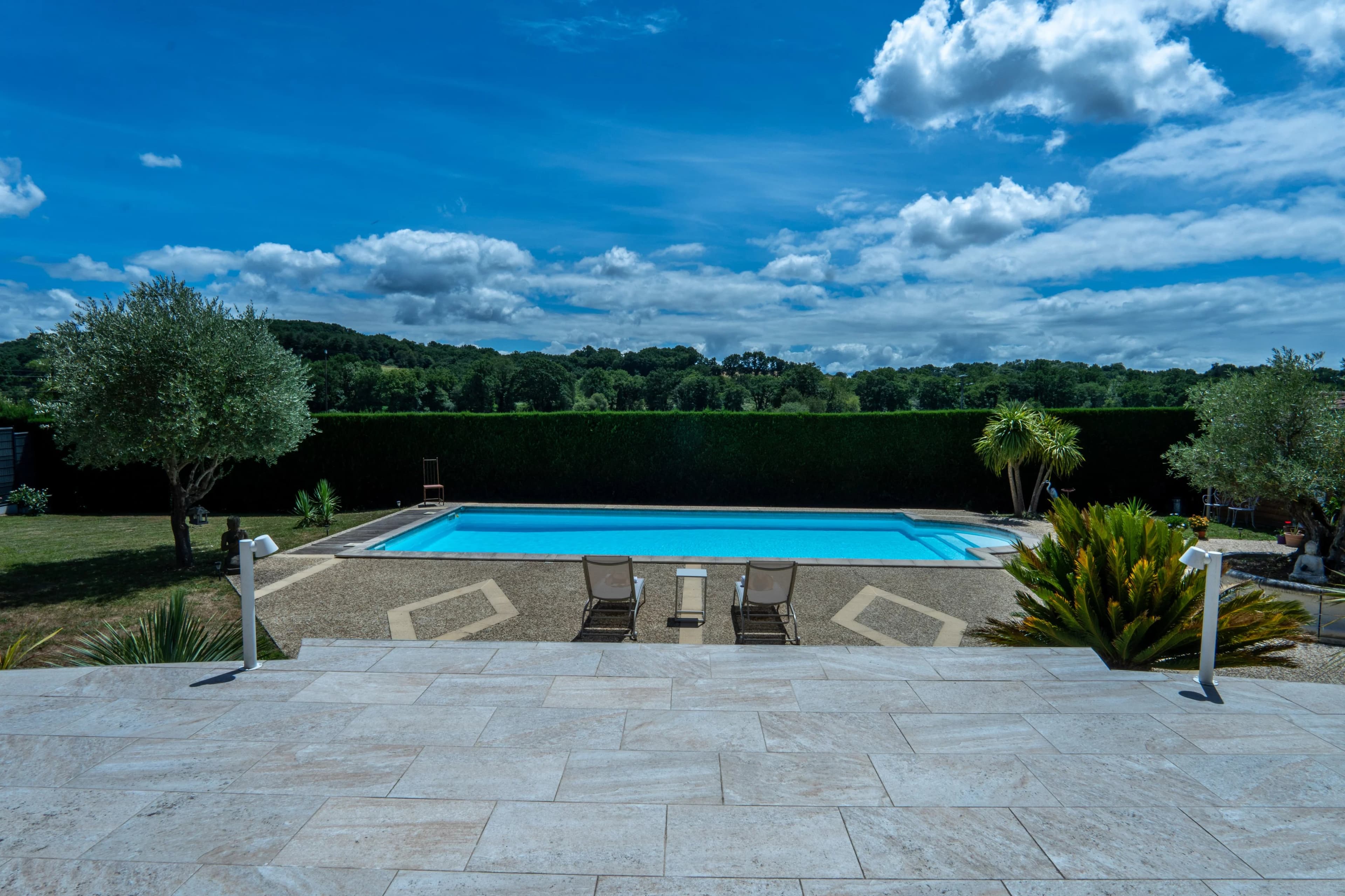 MONTARDON - Maison familiale rénovée avec piscine et vue dégagée - Photo 2