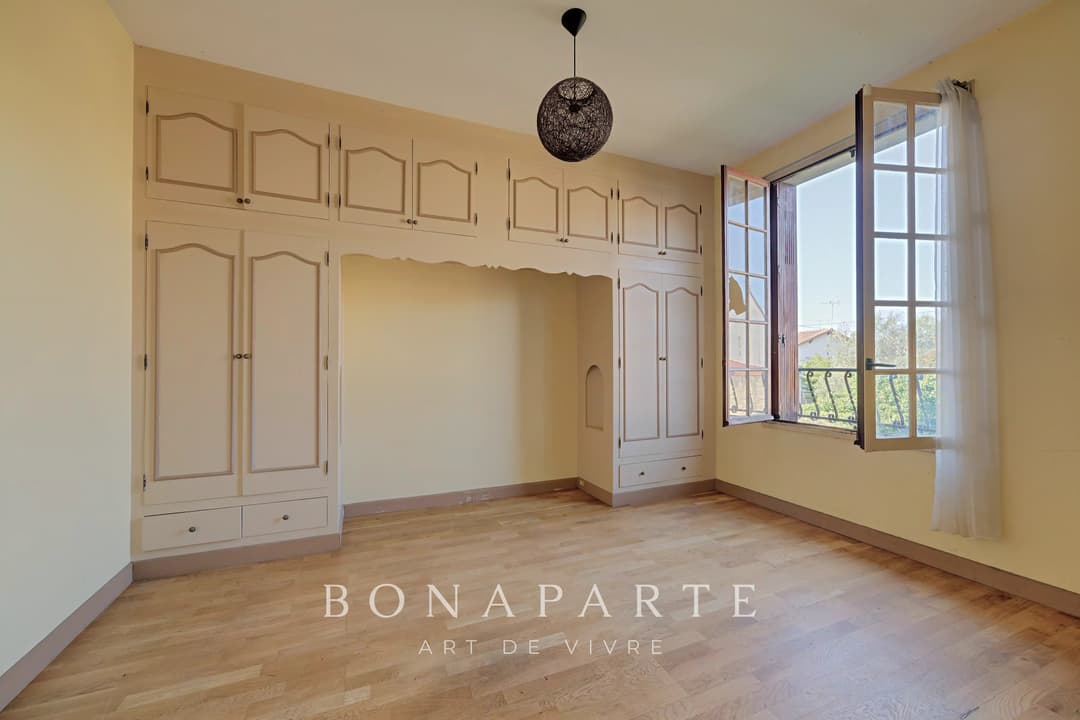 NEUILLY-PLAISANCE - PROPRIÉTÉ D'EXCEPTION : 3 NIVEAUX AVEC DÉPENDANCE SUR 700M2 DE TERRAIN - Photo 5