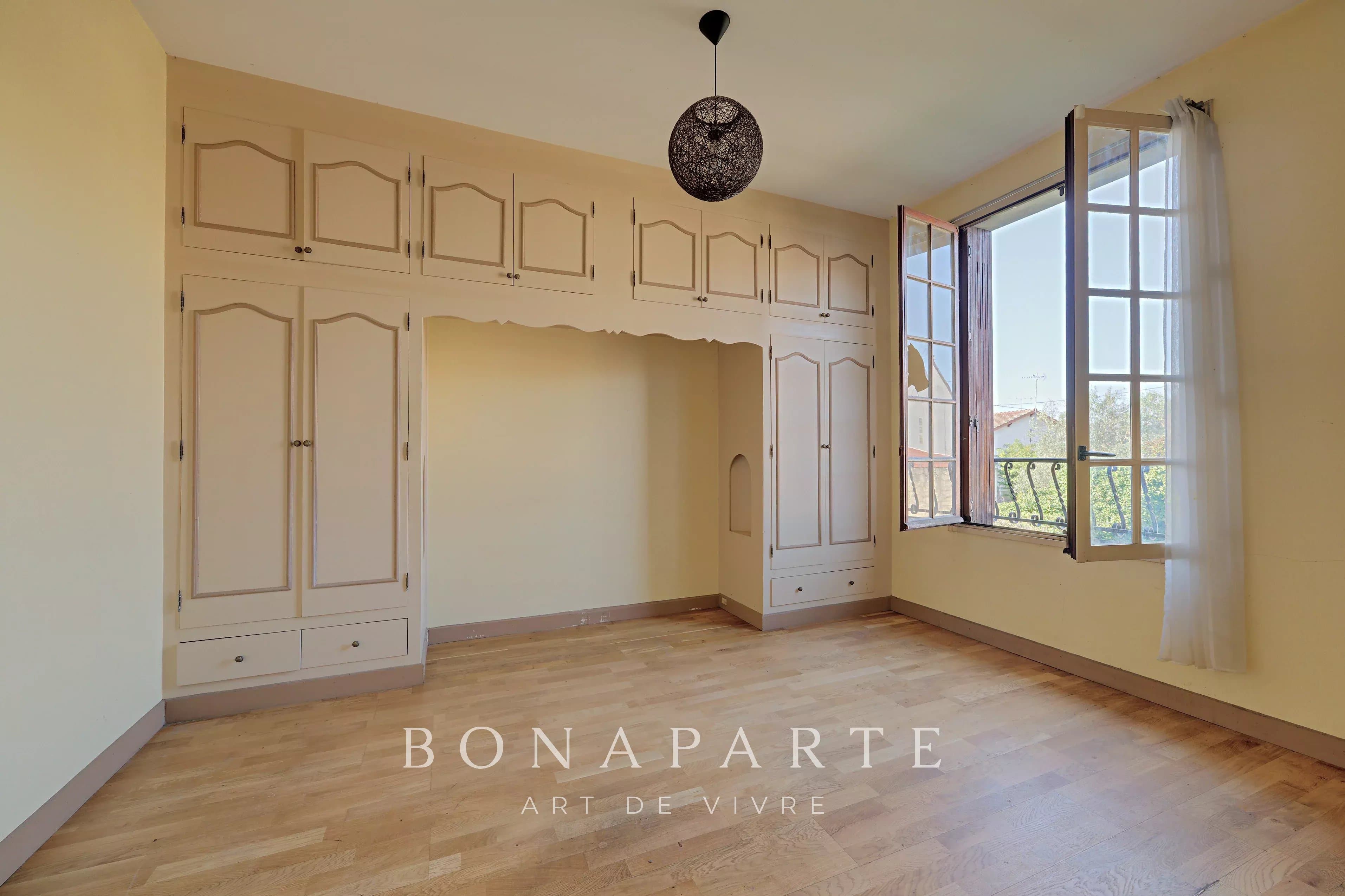 NEUILLY-PLAISANCE - PROPRIÉTÉ D'EXCEPTION : 3 NIVEAUX AVEC DÉPENDANCE SUR 700M2 DE TERRAIN - Photo 5