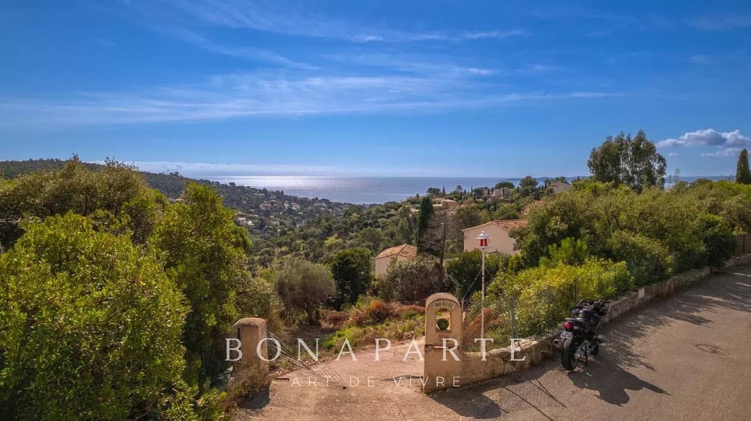 LES ISSAMBRES - TERRAIN DE 1920 M² VIABILISE – VUE MER - Photo 2