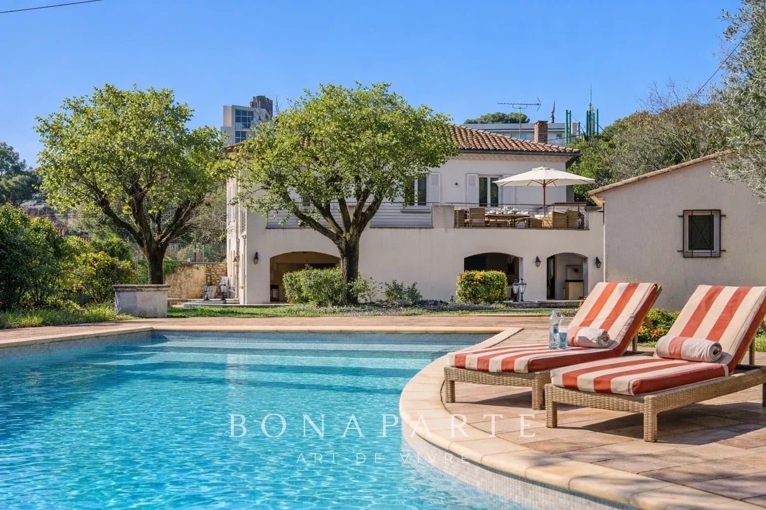 RUE MENARD, NIMES - 240M² HOUSE - EMBLEMATIC ADDRESS