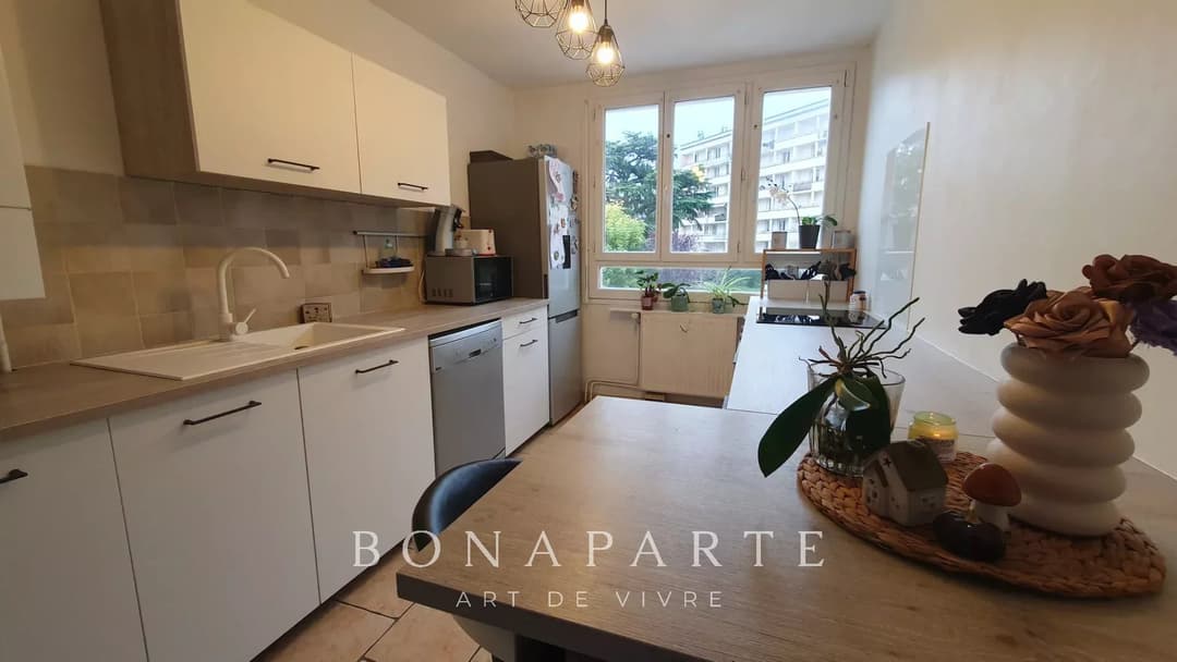 Appartement spacieux et lumineux avec balcons et cave - Photo 2
