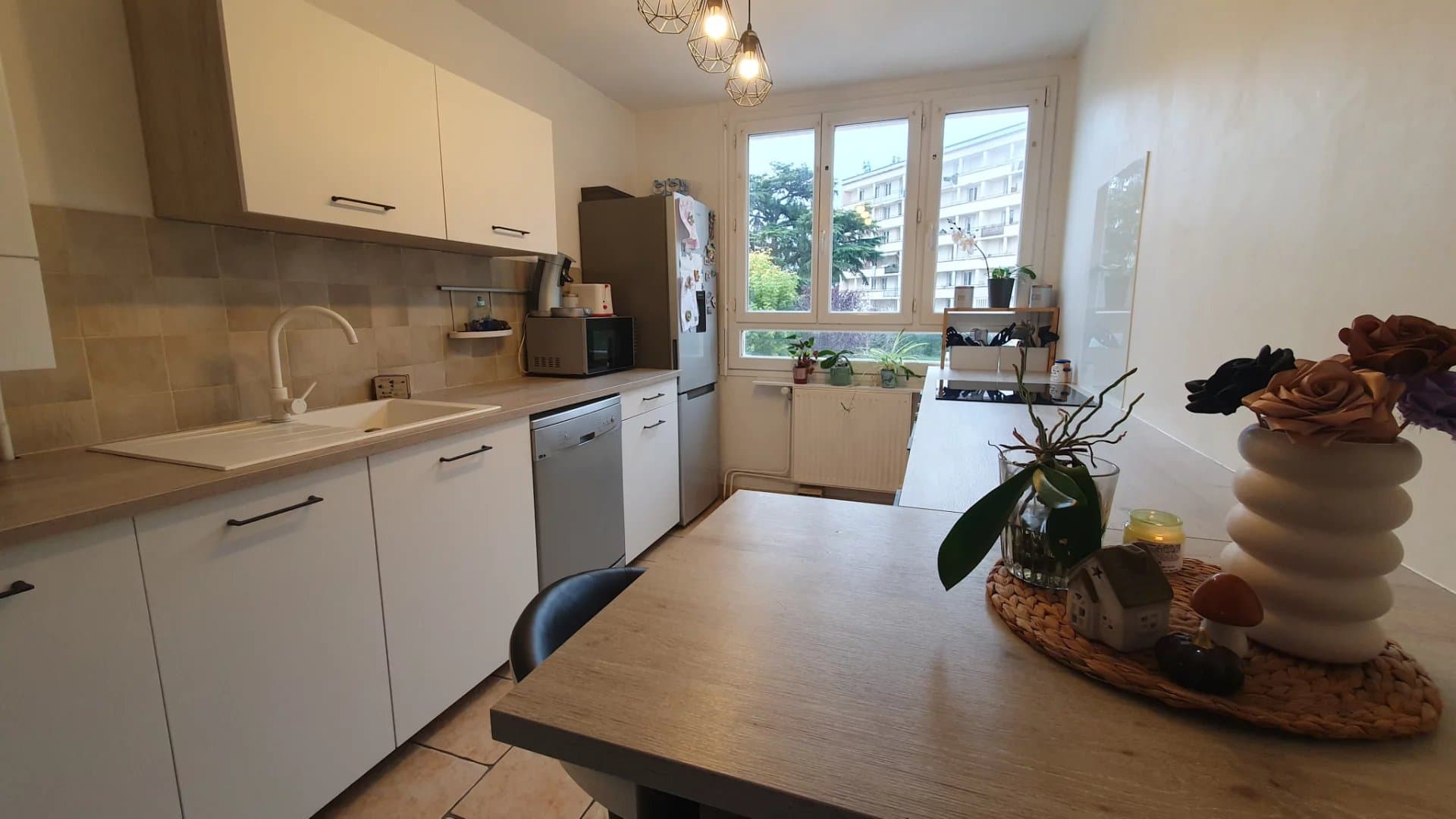 Appartement spacieux et lumineux avec balcons et cave - Photo 2