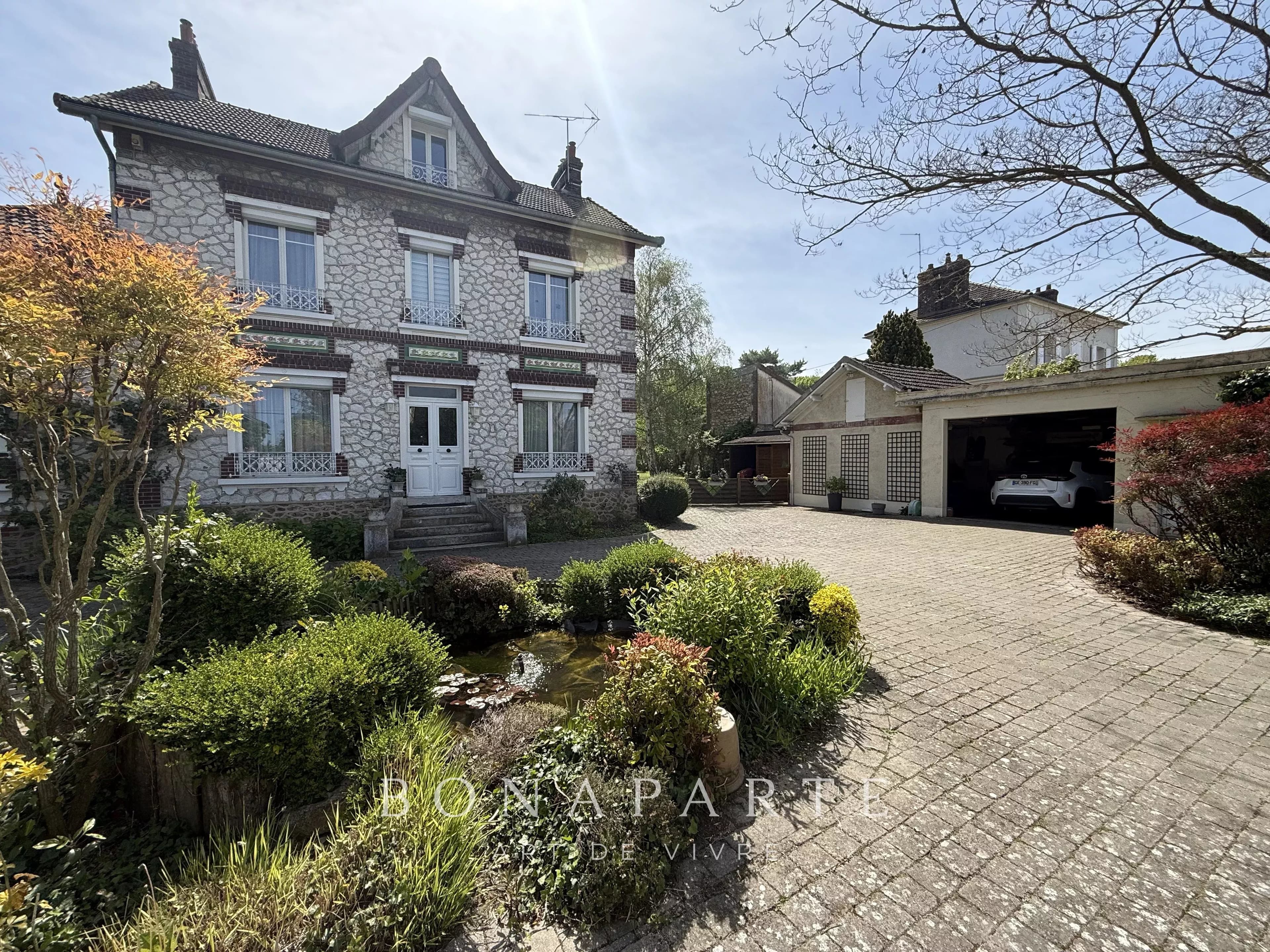 Maison de maître en meulière – 264 m² – Parc arboré de 1 440 m² à 40 min de Paris