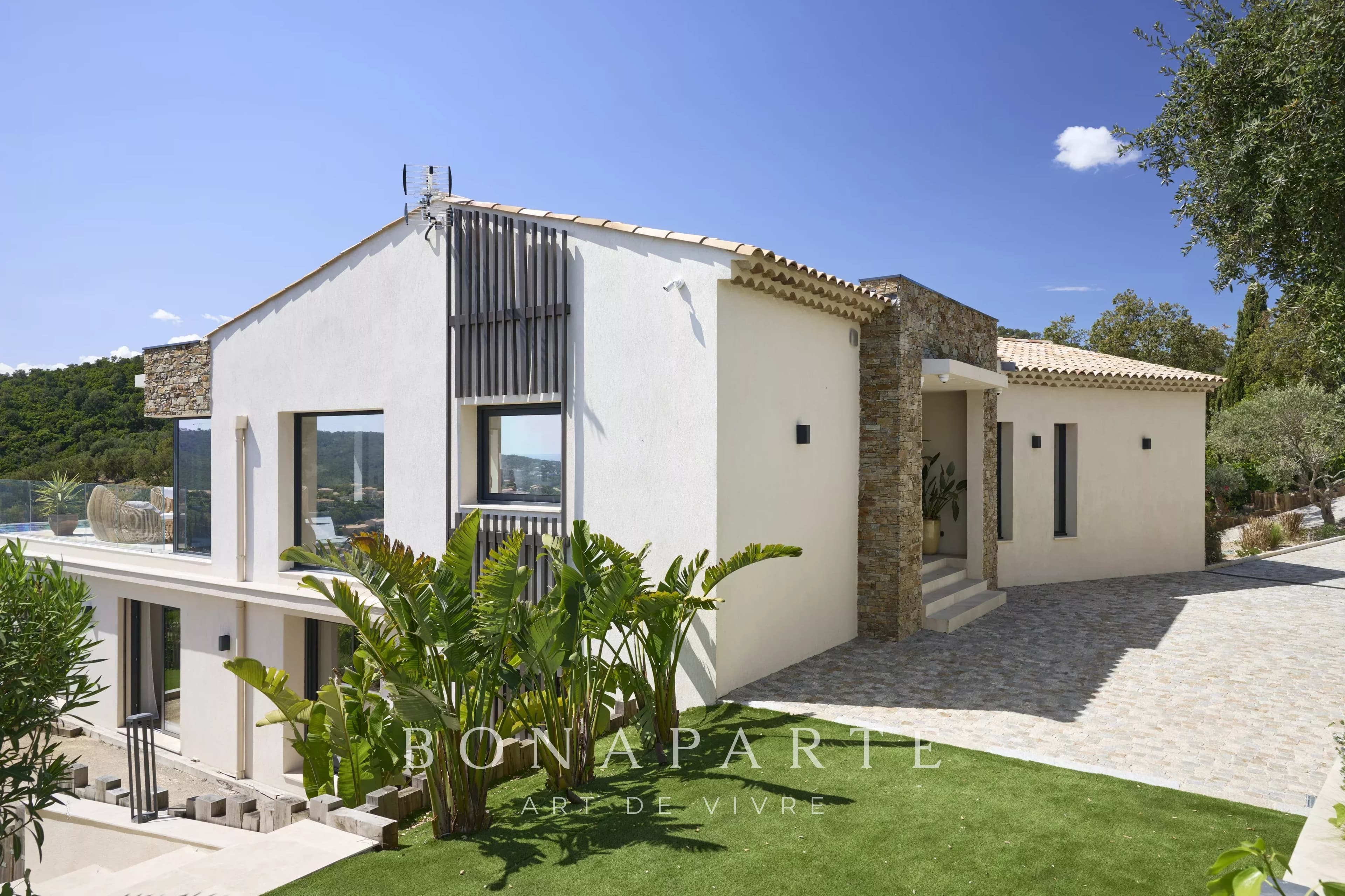 LES ISSAMBRES : Villa contemporaine d’exception – 257 m² habitables – Vue mer panoramique - Photo 19