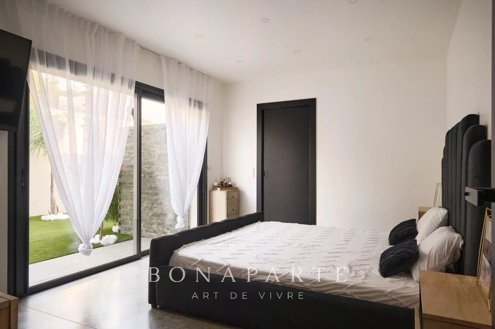SAINT-AYGULF EXCLUSIVITE : VILLA CONTEMPORAINE NEUVE – POSITION DOMINANTE – VUE SUR LA FORÊT - Photo 12
