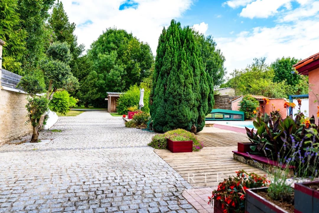 Authentique grange transformée en demeure chaleureuse, au centre du village - Photo 2