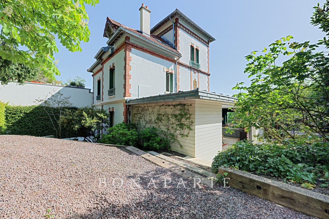 Vue Tour Eiffel – Maison familiale de 219 m² avec jardin de 550 m² – Adresse confidentielle - Photo 3