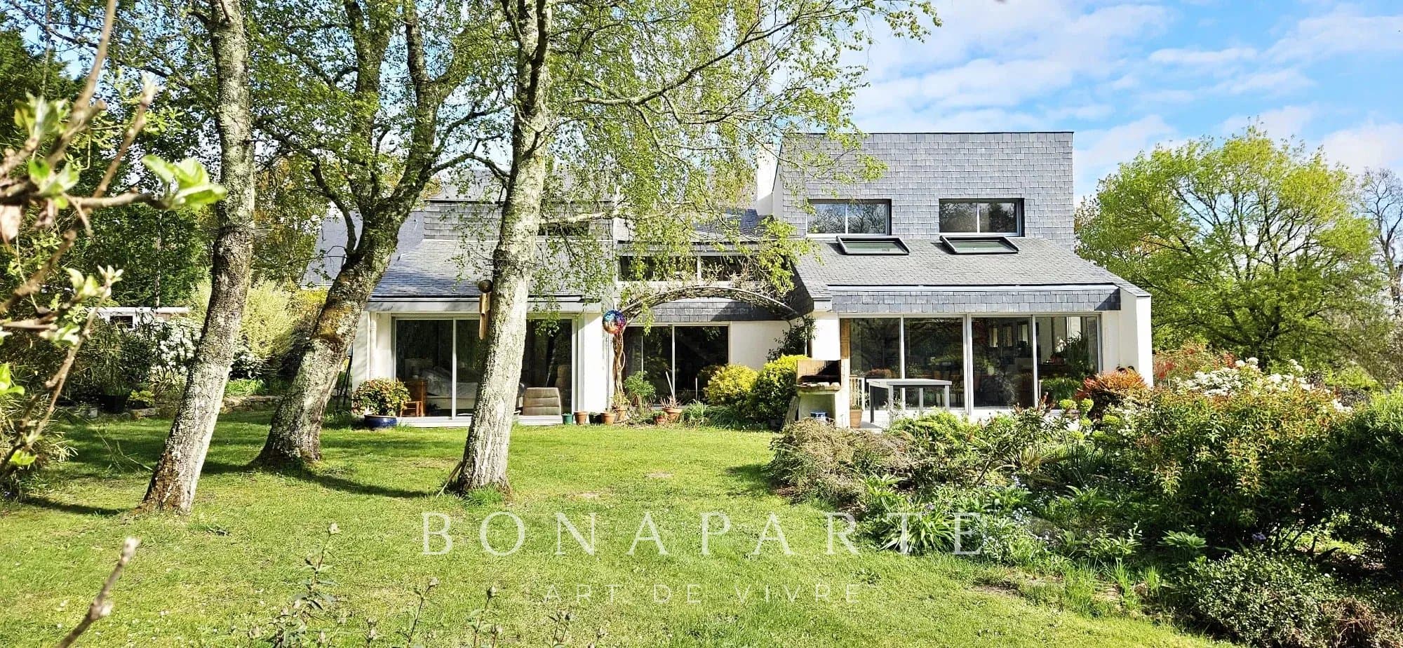 A 5MNS DU CENTRE VILLE DE GUERANDE - MAISON D'ARCHITECTE / 4 CHAMBRES - PISCINE