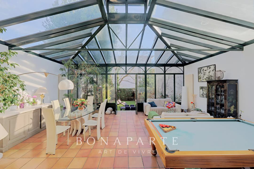 SURESNES - Maison en pierre meulière avec jardin à l’abri des regards – 204 m² - Photo 2