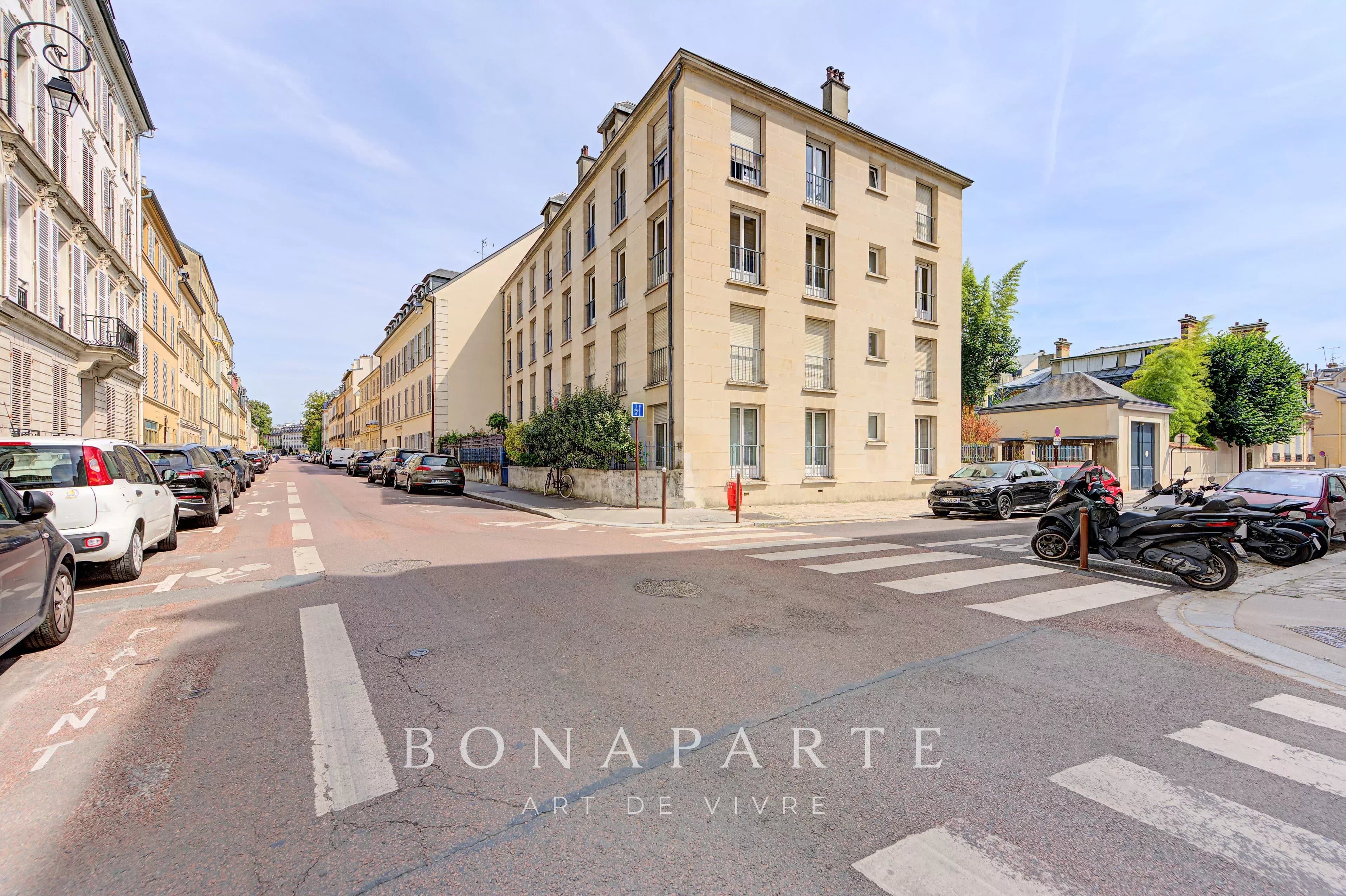 VERSAILLES - ENTRE CHÂTEAU ET MARCHÉ NOTRE-DAME – 115 M² – 3 CHAMBRES – 2 PARKINGS EN SOUS-SOL - Photo 18