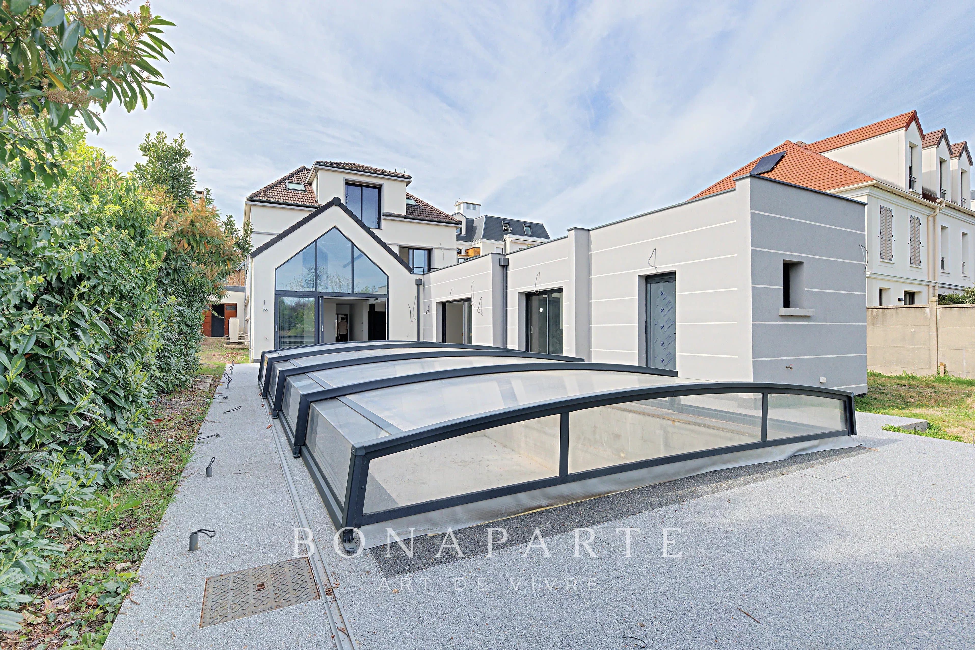 Antony centre – Maison récente de 230 m² avec ascenseur, piscine 8x4 et dépendances sur terrain de 1 150 m²