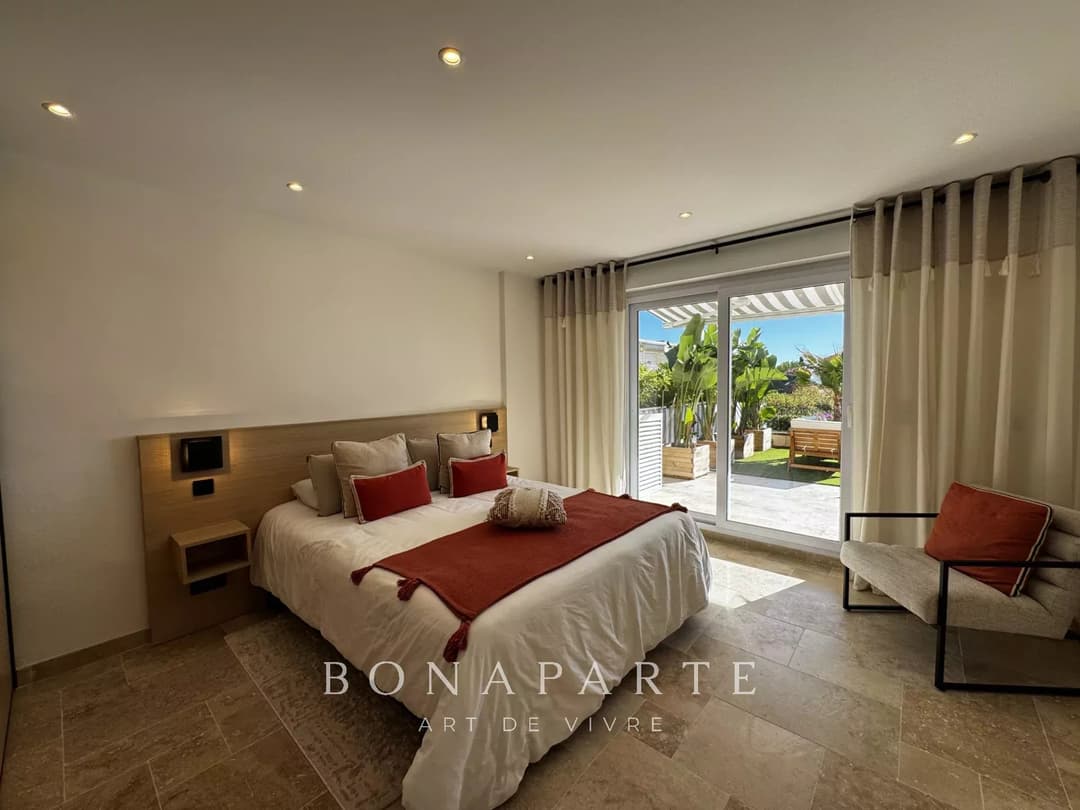 À seulement 200 m des plages superbe appartement entièrement rénové, offrant une vue mer panoramique et un ext - Photo 3