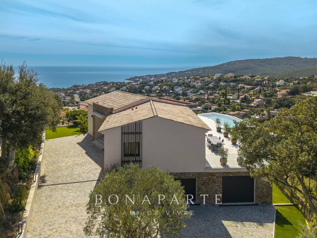 LES ISSAMBRES : Villa contemporaine d’exception – 257 m² habitables – Vue mer panoramique - Photo 4