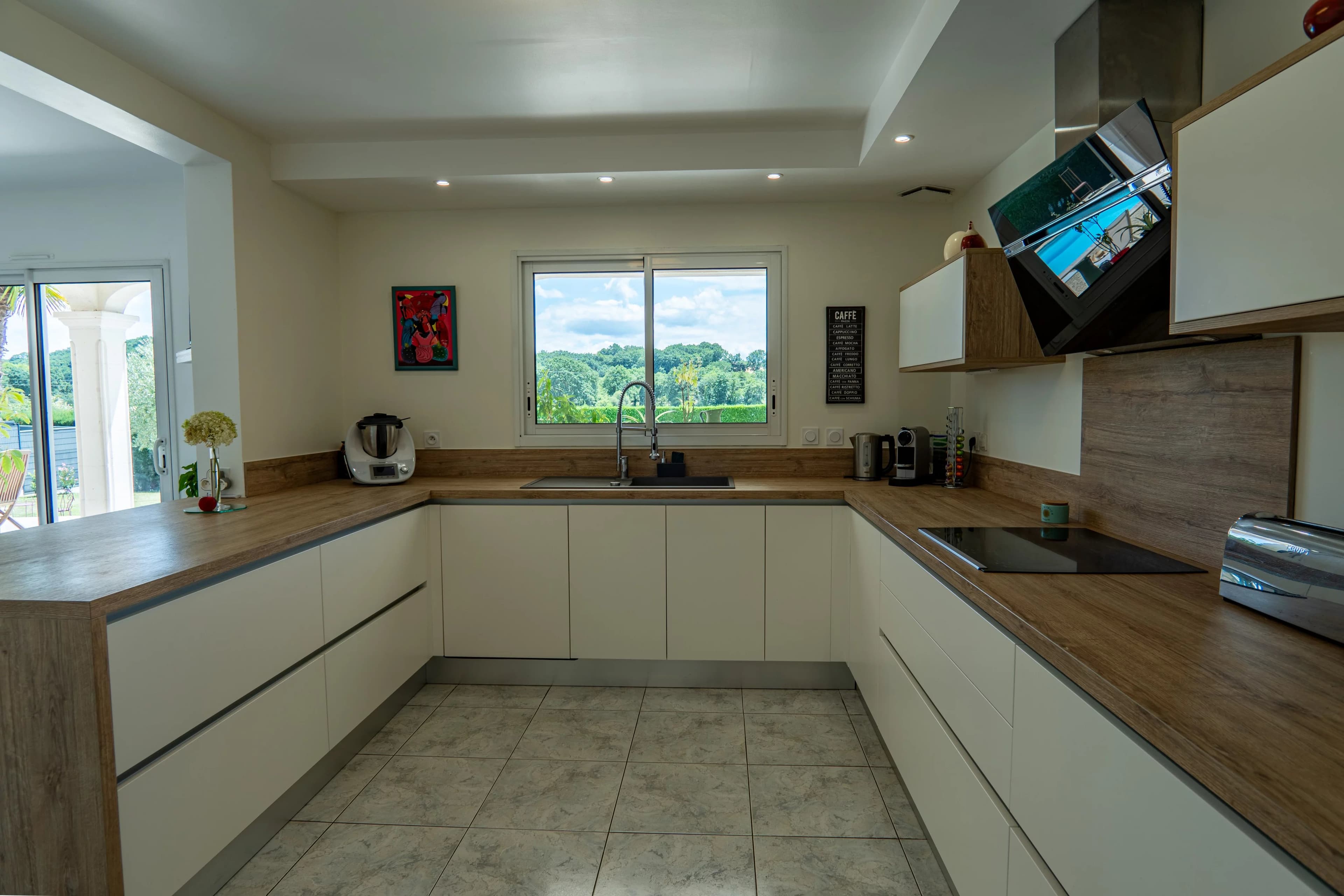 MONTARDON - Maison familiale rénovée avec piscine et vue dégagée - Photo 6