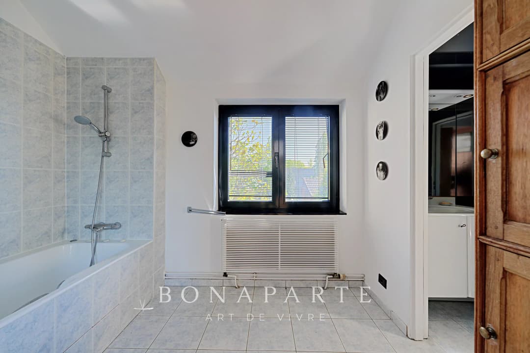 Maison d’architecte – 316 m² habitables – Dépendance indépendante – Piscine intérieure – Sous-sol total – Jardin paysagé de 800 m² - Photo 17