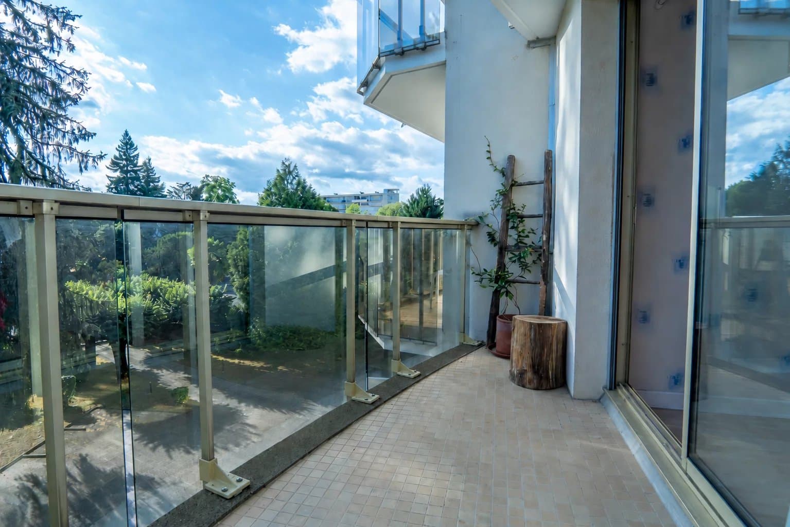 Trespoey – Duplex avec balcons, garage et ascenseur - Photo 6