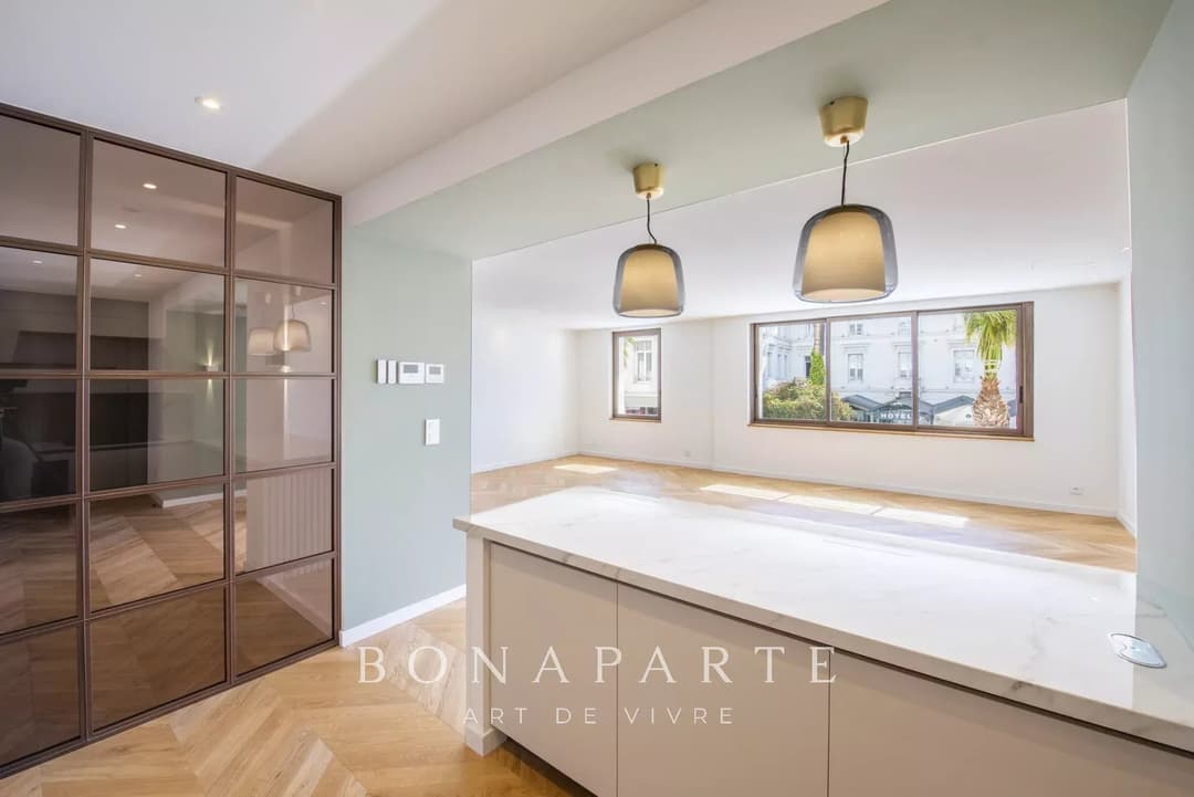 Magnifique cachet pour cet appartement T3 de 107m² situé en plein centre-ville à moins de 50m de la mer - Photo 6