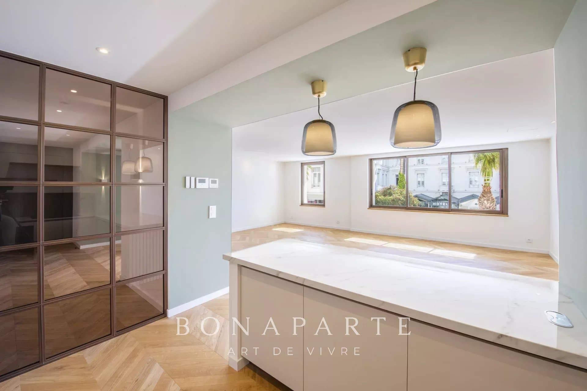 Magnifique cachet pour cet appartement T3 de 107m² situé en plein centre-ville à moins de 50m de la mer - Photo 6