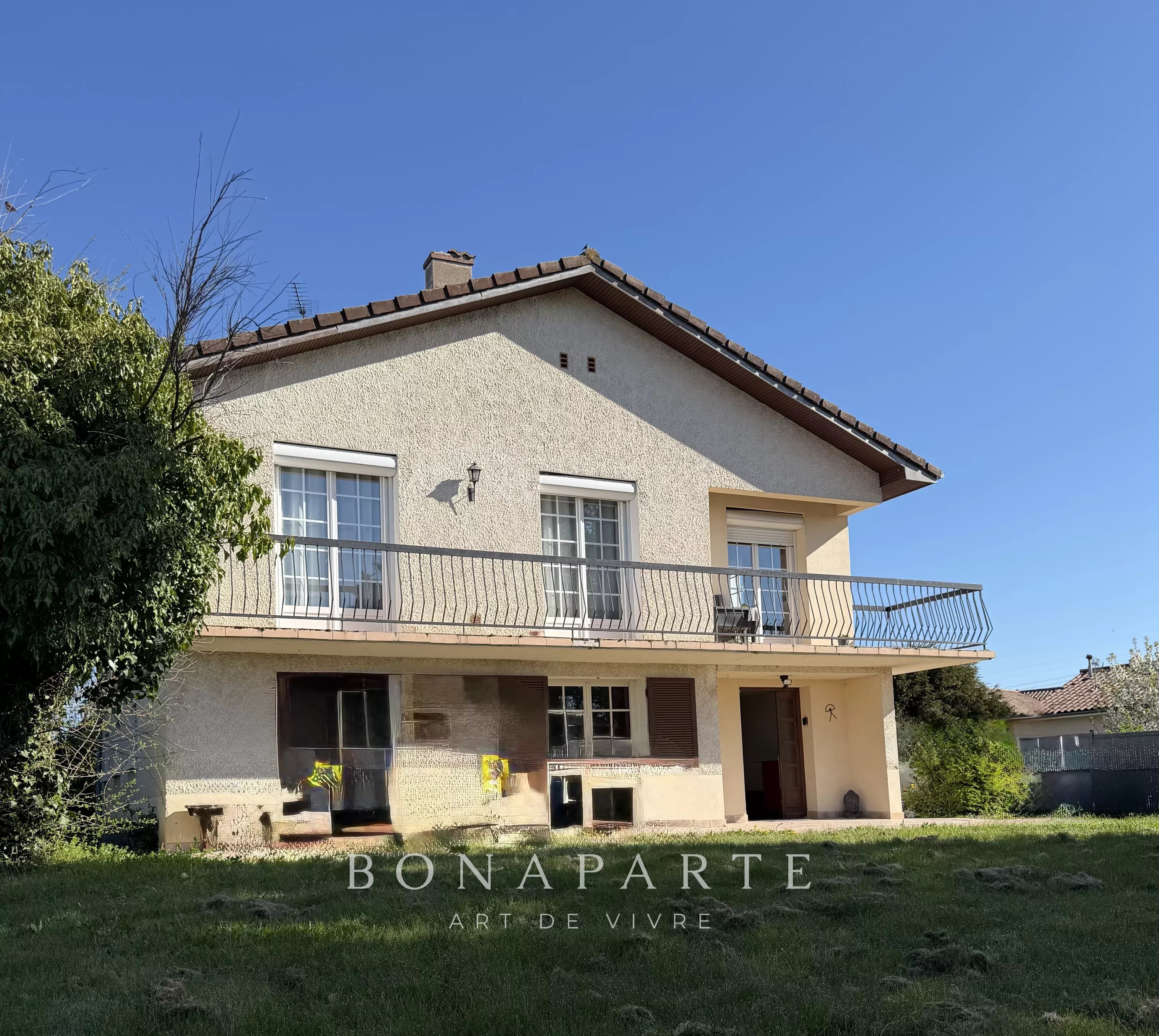AMBÉRIEUX-EN-DOMBES - SPACIOUS FAMILY HOUSE